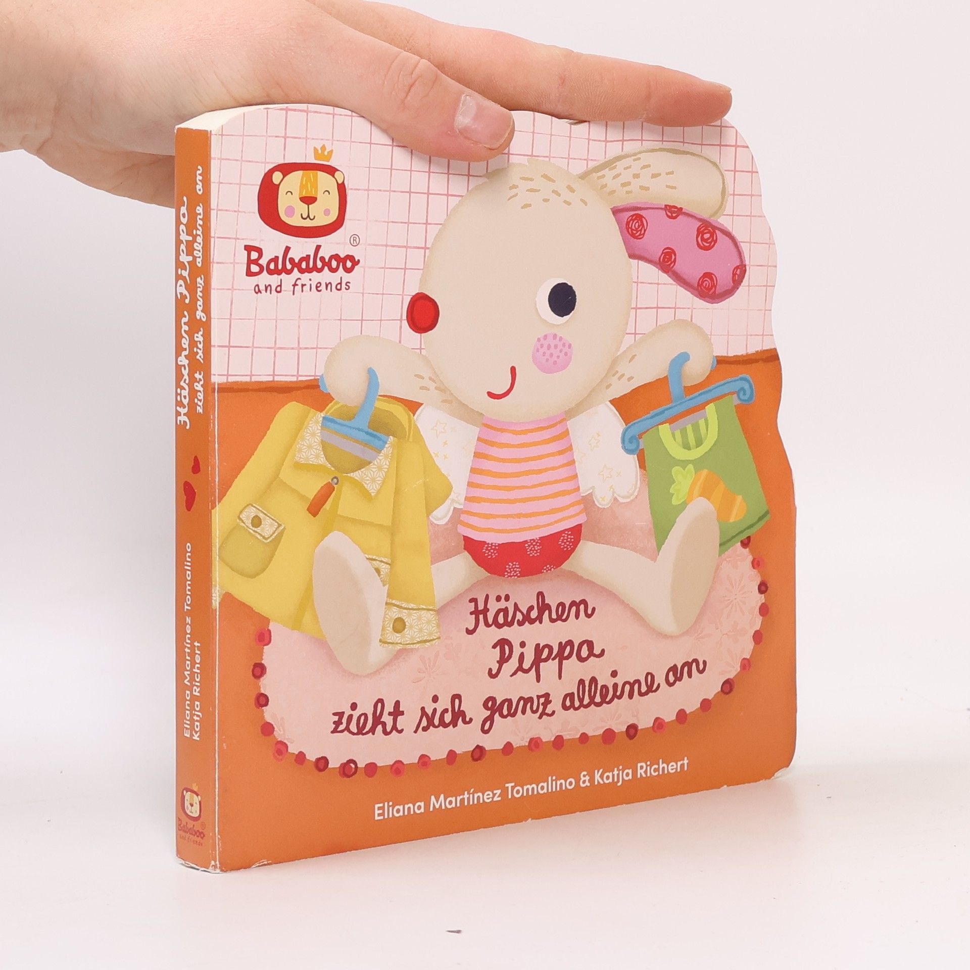 Häschen Pippa zieht sich ganz alleine an