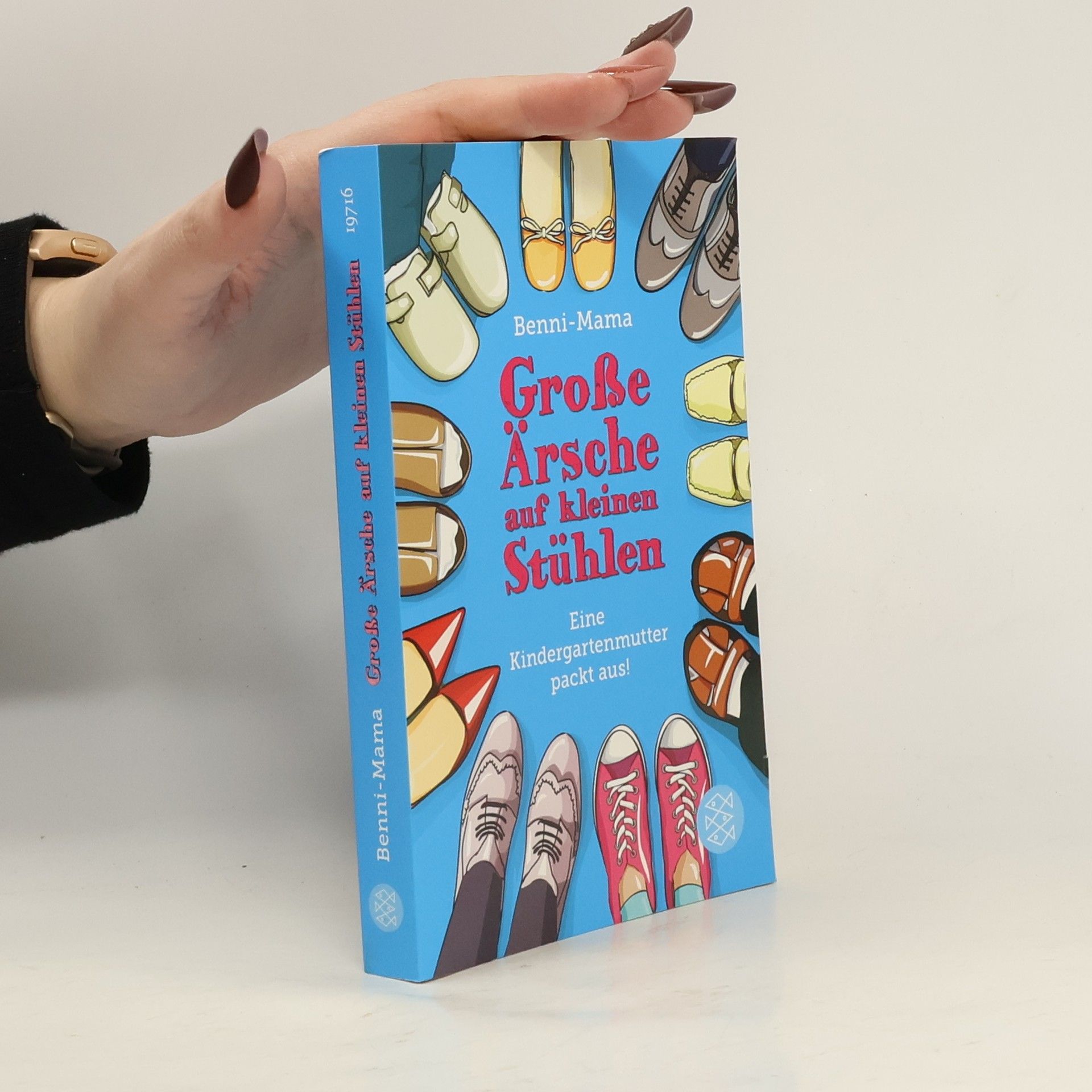 Große Ärsche auf kleinen Stühlen