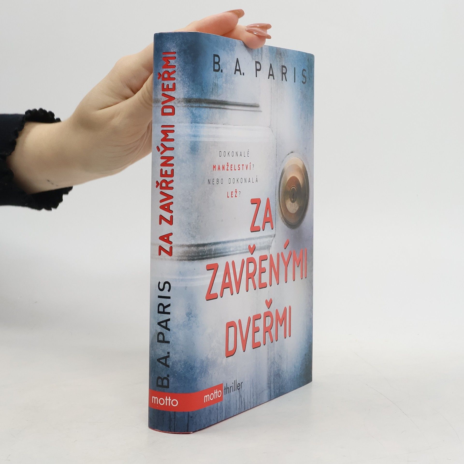B. A. Paris Za zavřenými dveřmi