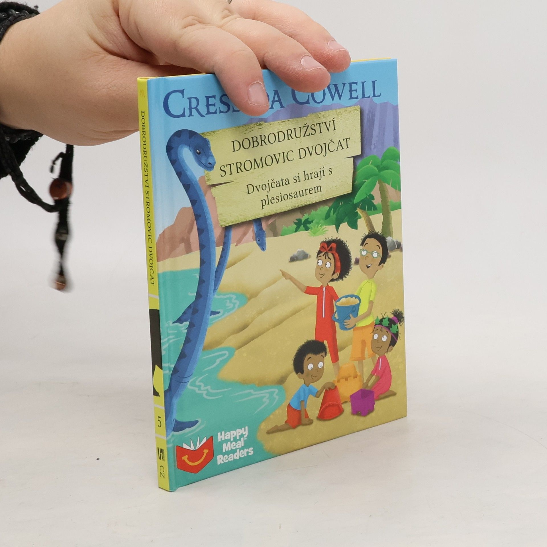 Cressida Cowell Dobrodružství Stromovic dvojčat. Dvojčata si hrají s plesiosaurem