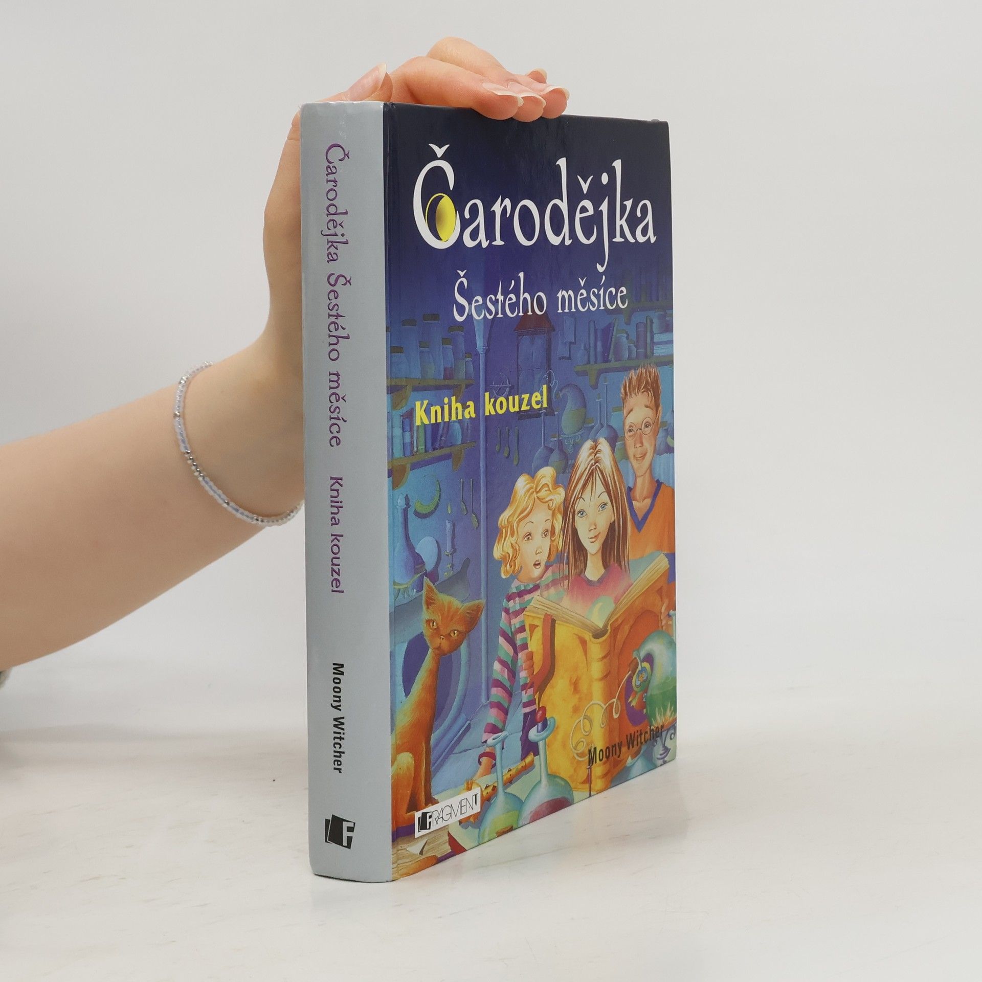 Moony Witcher Čarodějka Šestého měsíce. Kniha kouzel