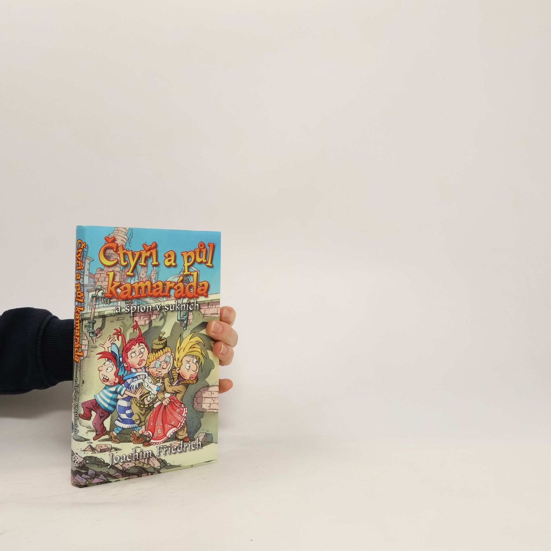 Čtyři a půl kamaráda a špion v sukních