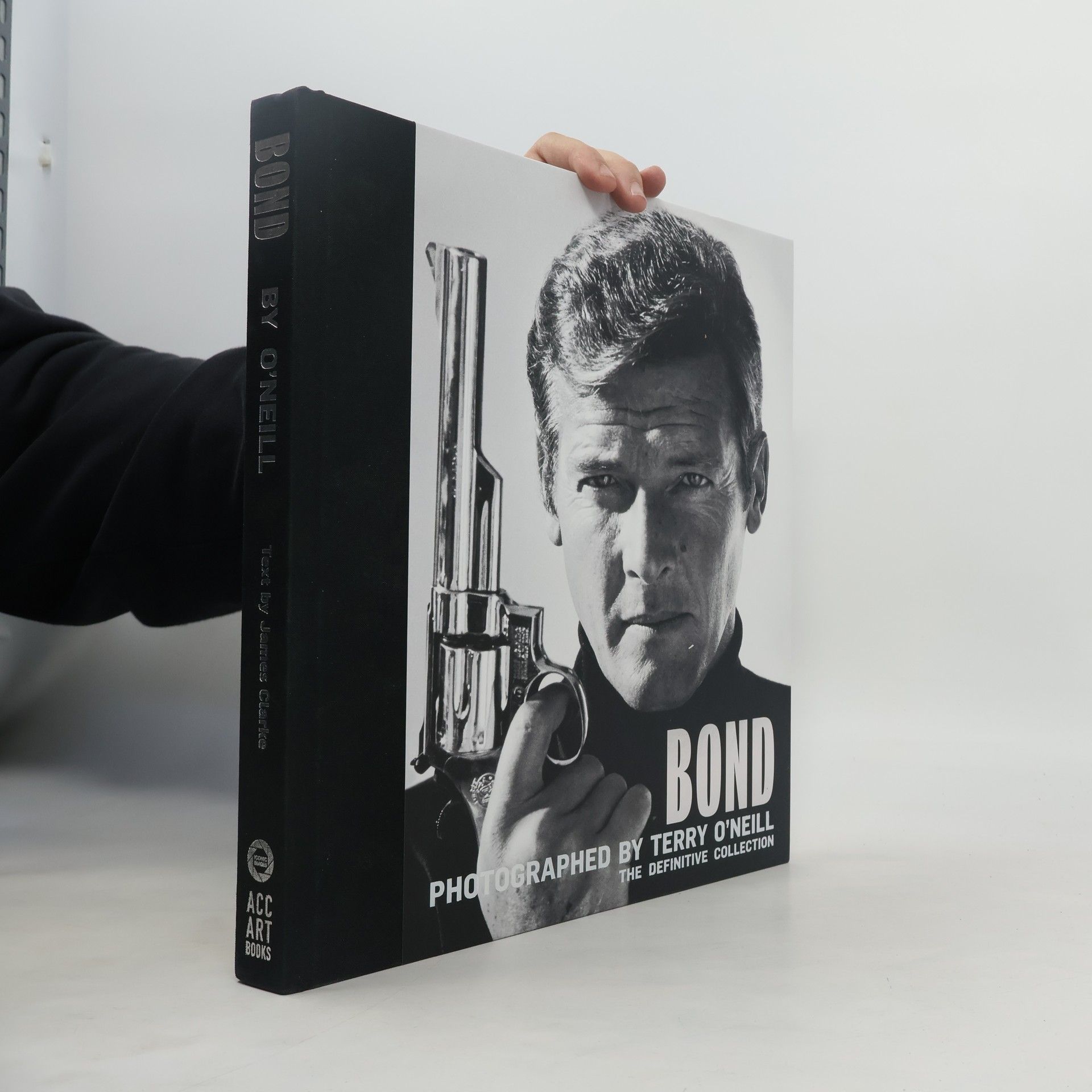 T. Oneill Bond Photographed by Terry O´Neill. The Definitive Collection