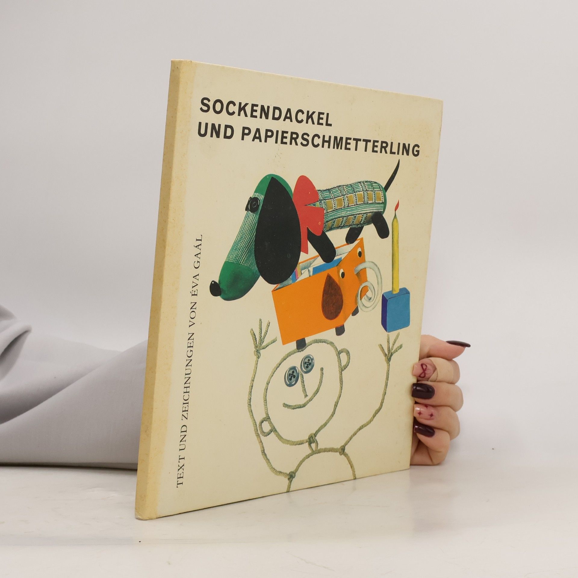 Sockendackel und Papierschmetterling