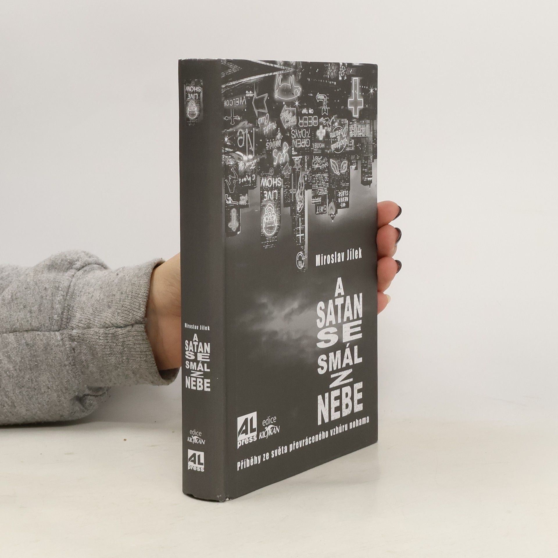 A satan se smál z nebe