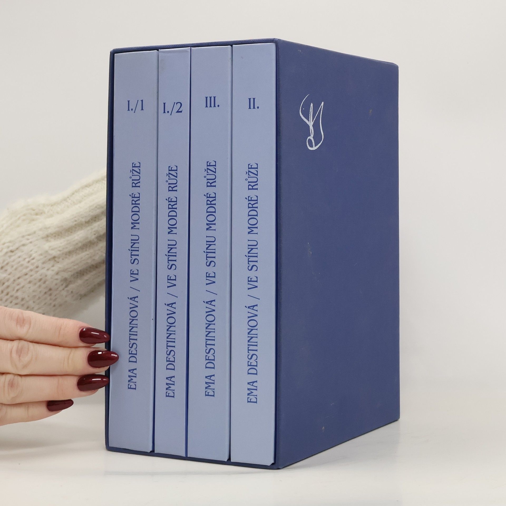 Ema Destinnová Ve stínu modré růže. Román zašlých vášní 1-3 (4 svazky, box)