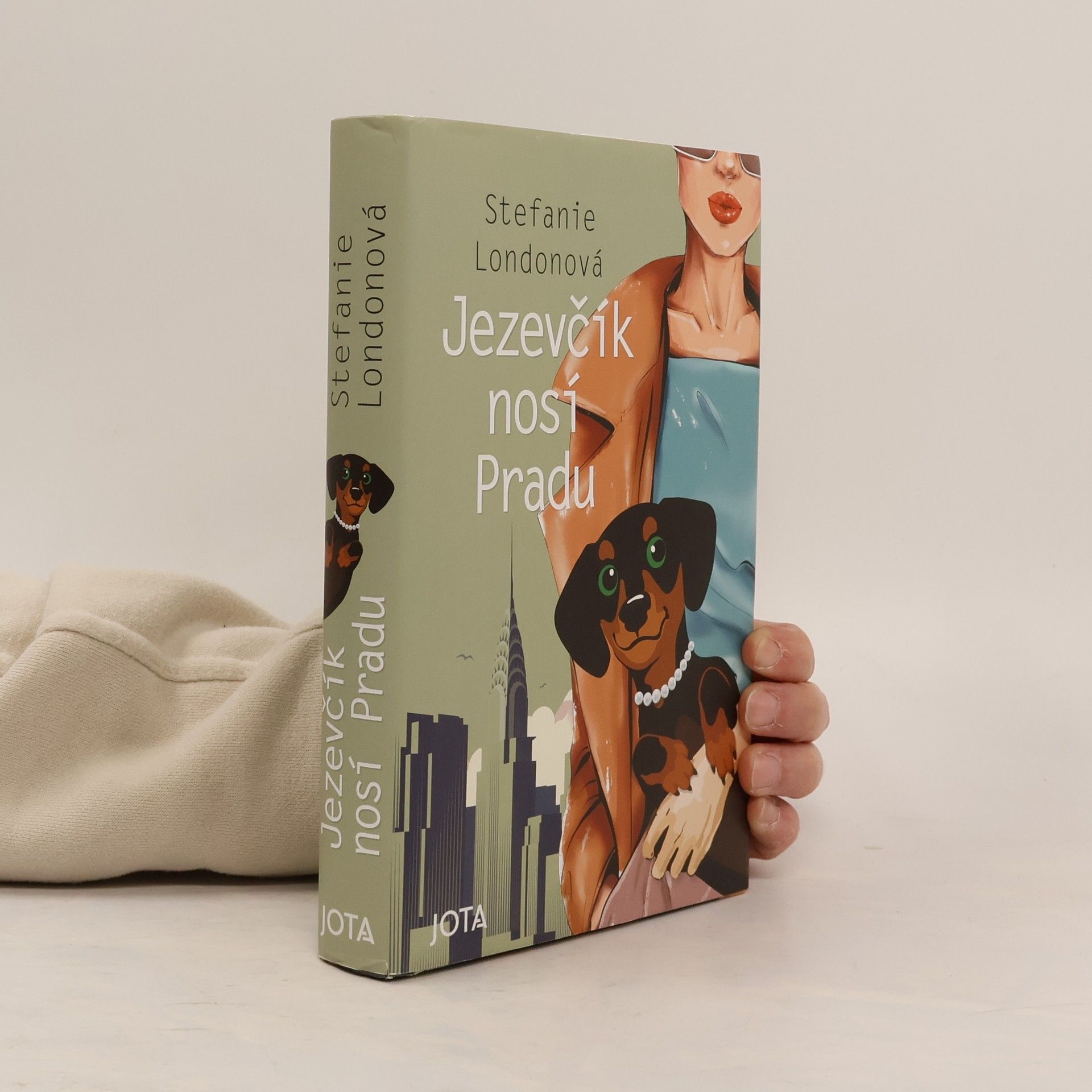 Stefanie London Jezevčík nosí Pradu