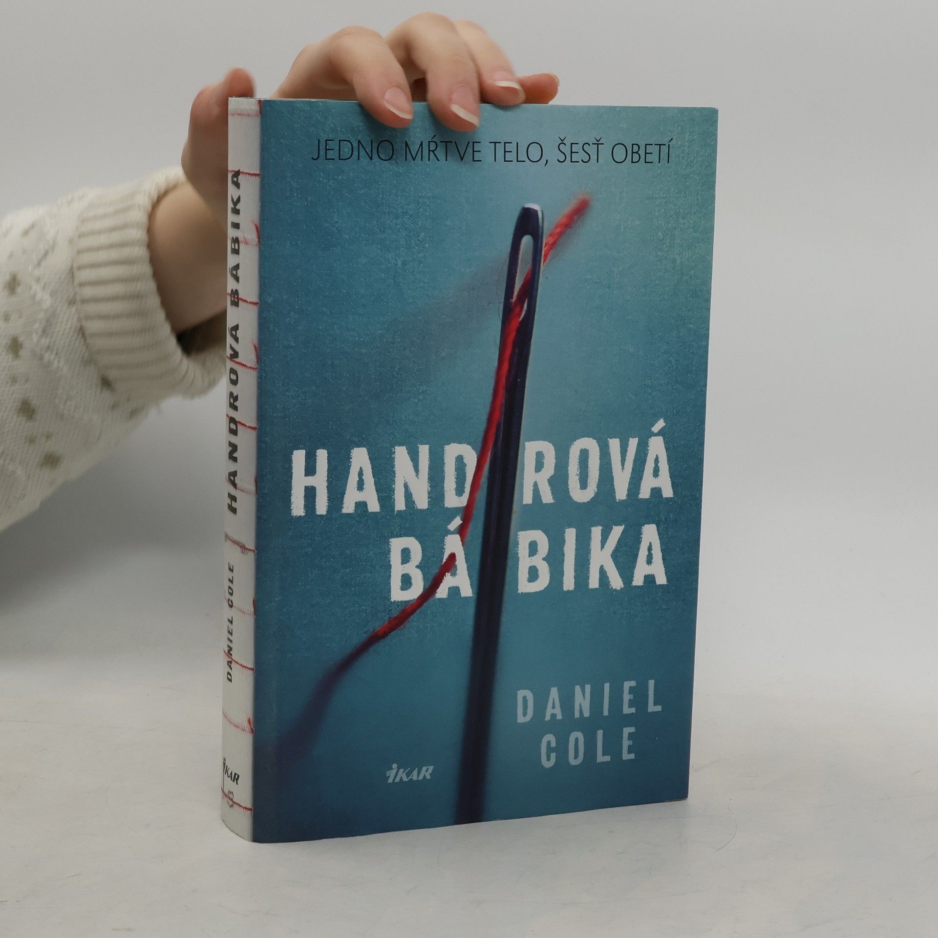 Daniel Cole Handrová bábika