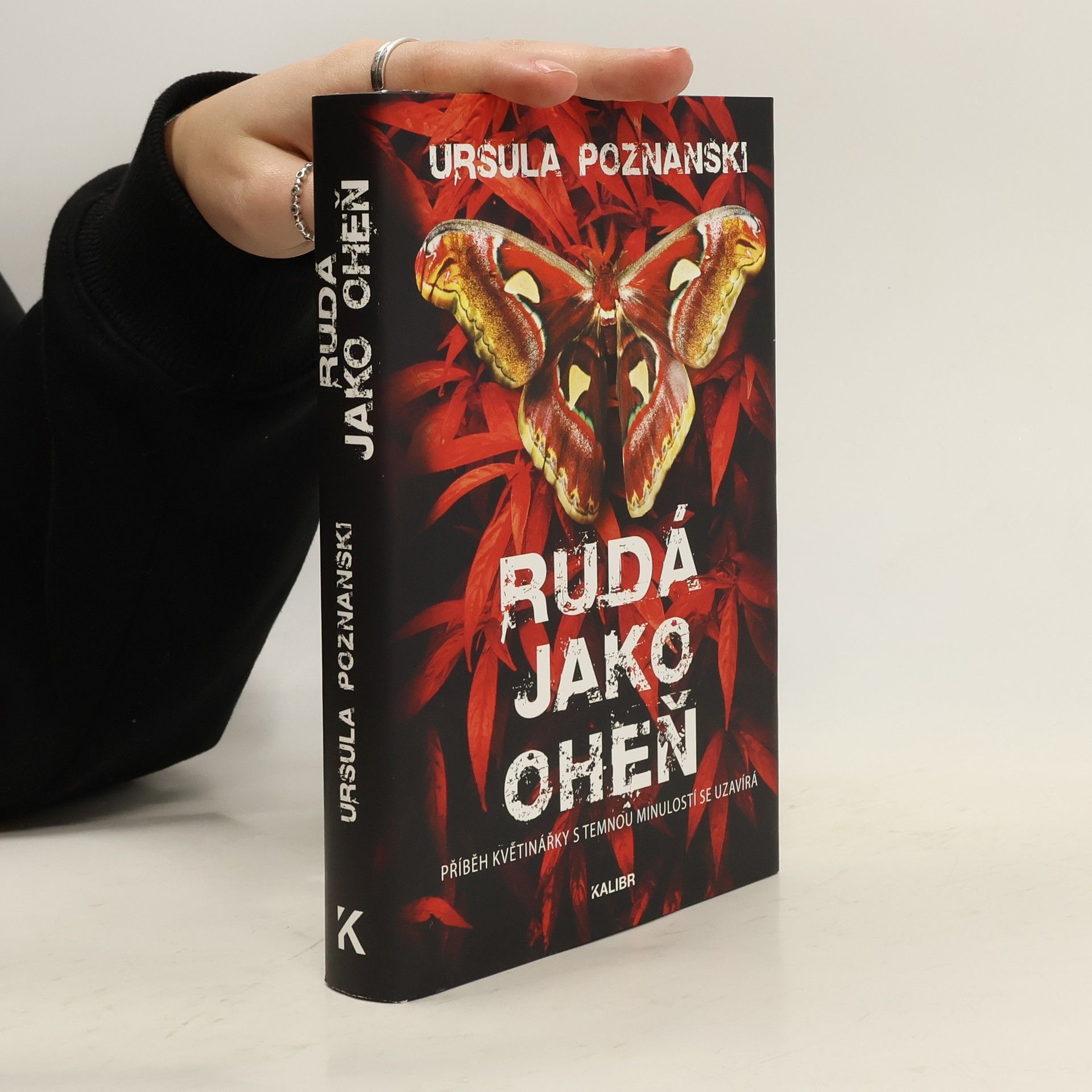 Ursula Poznanski Rudá jako oheň : příběh květinářky s temnou minulostí se uzavírá