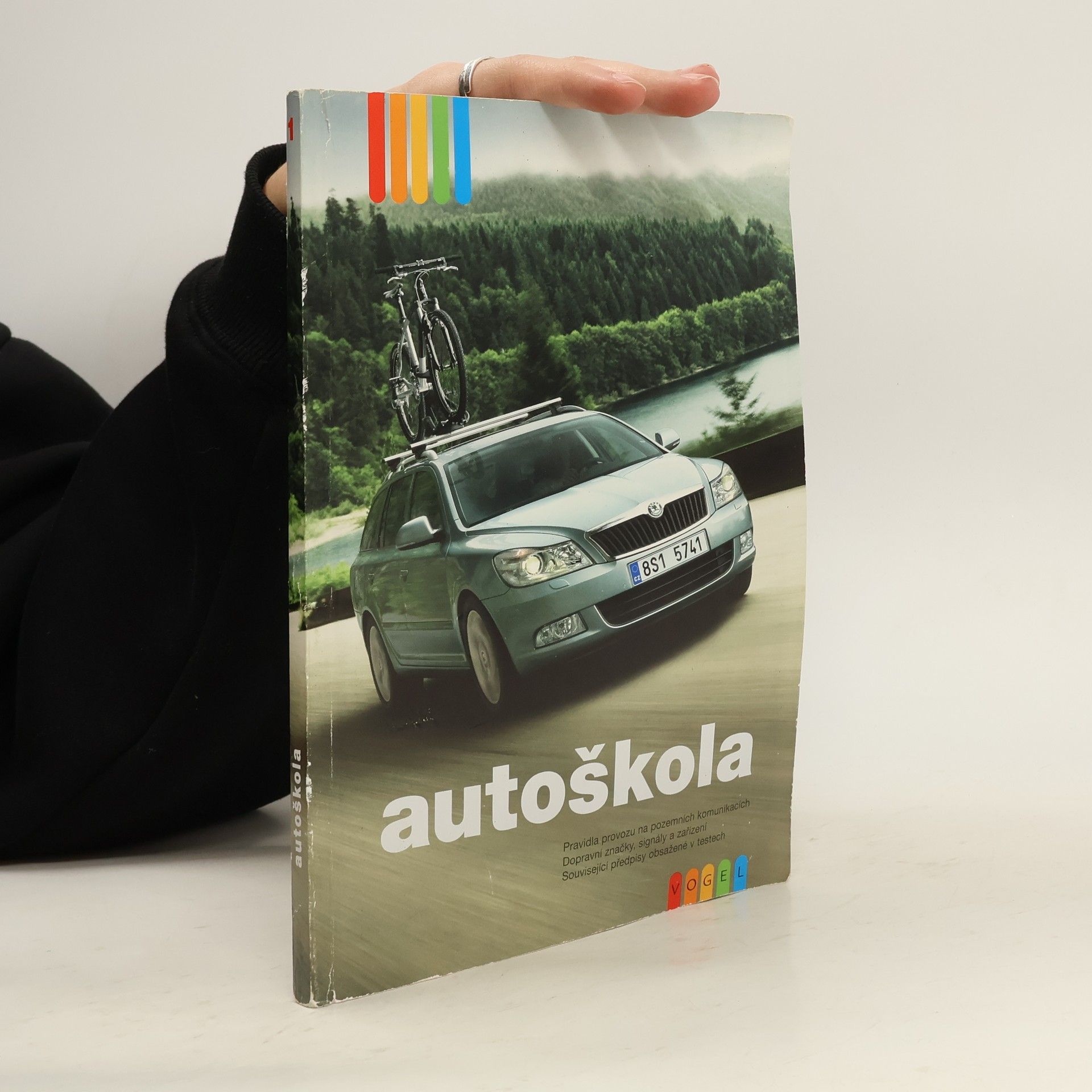 Helena Klimentová Autoškola : základy konstrukce a údržby osobního automobilu, základy ovládání automobilu, zásady bezpečné jízdy, základy první pomoci