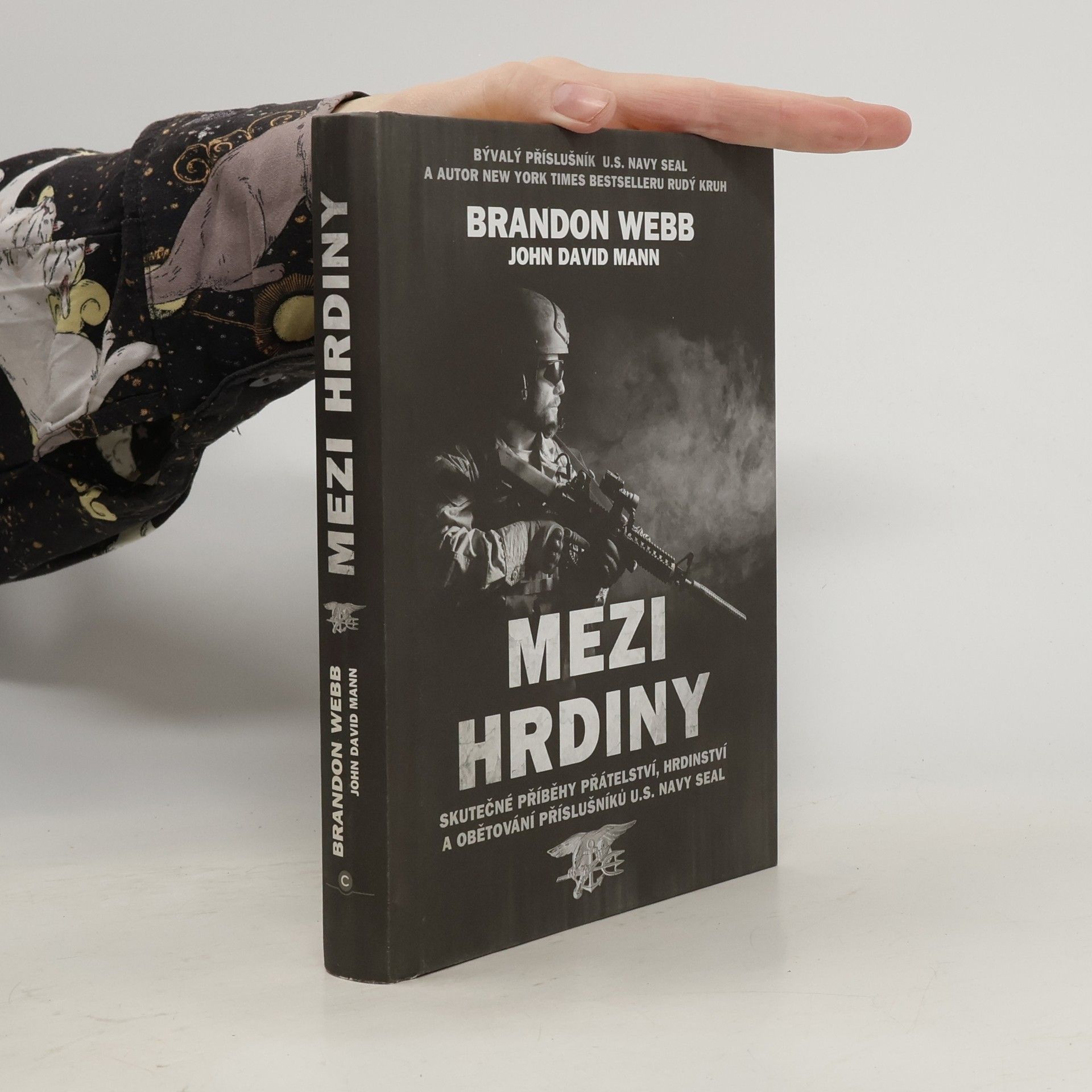Mezi hrdiny : skutečné příběhy přátelství, hrdinství a obětování příslušníků U.S. Navy SEAL
