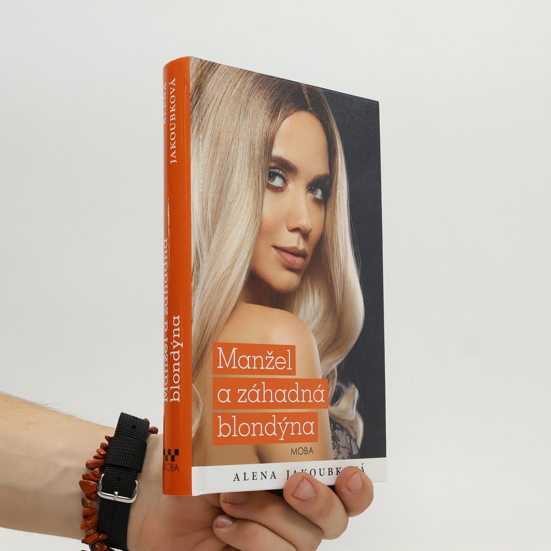 Aliena de Longhe Manžel a záhadná blondýna