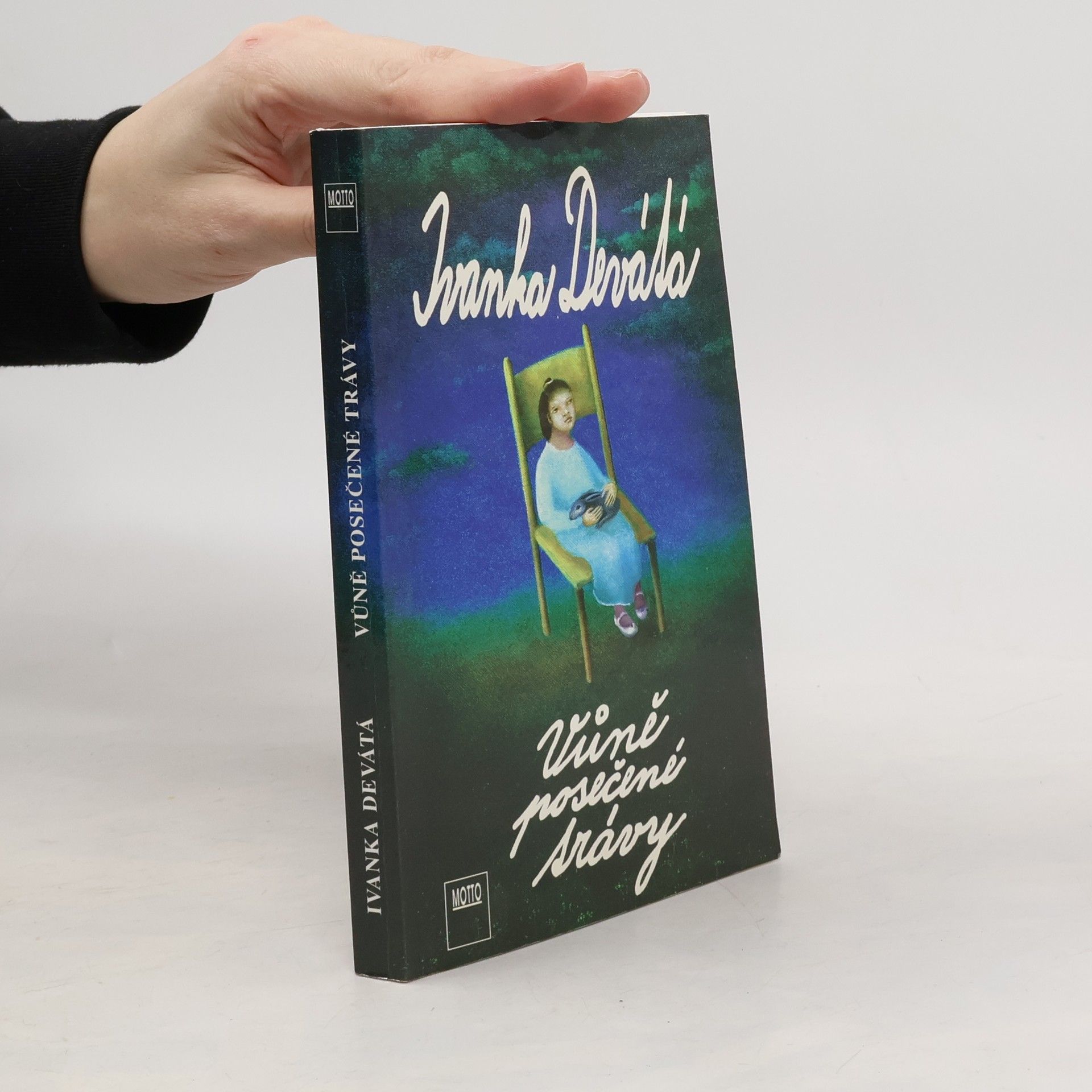 Vůně posečené trávy