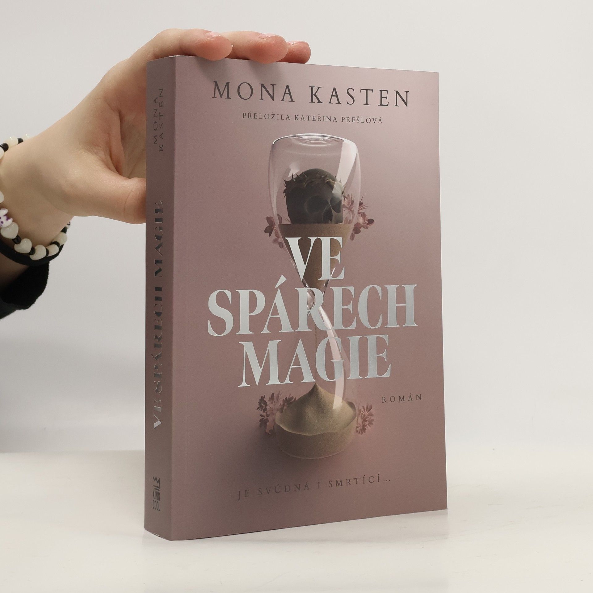 Mona Kasten Ve spárech magie