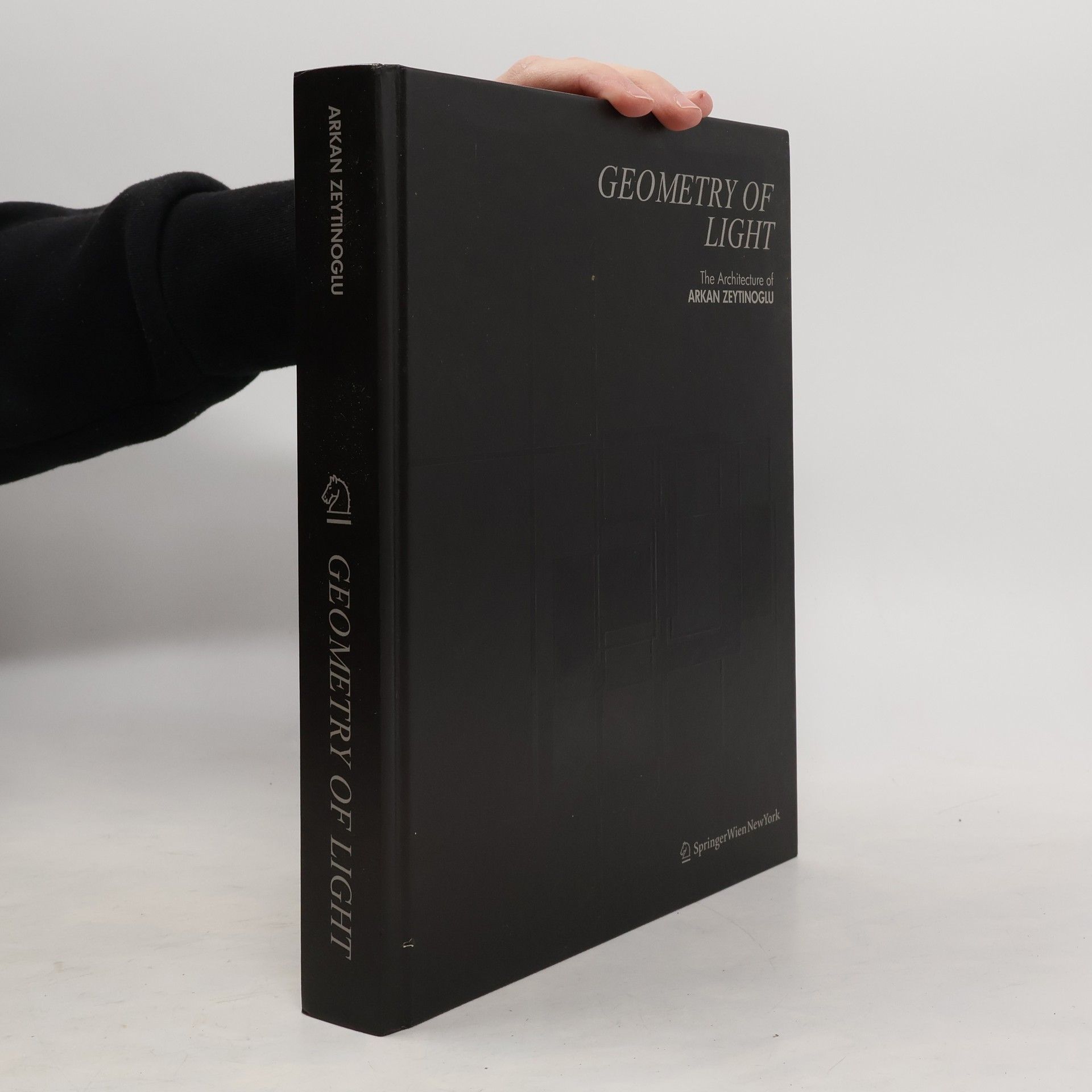 Geometry of light. The architecture of Arkan Zeytinoglu