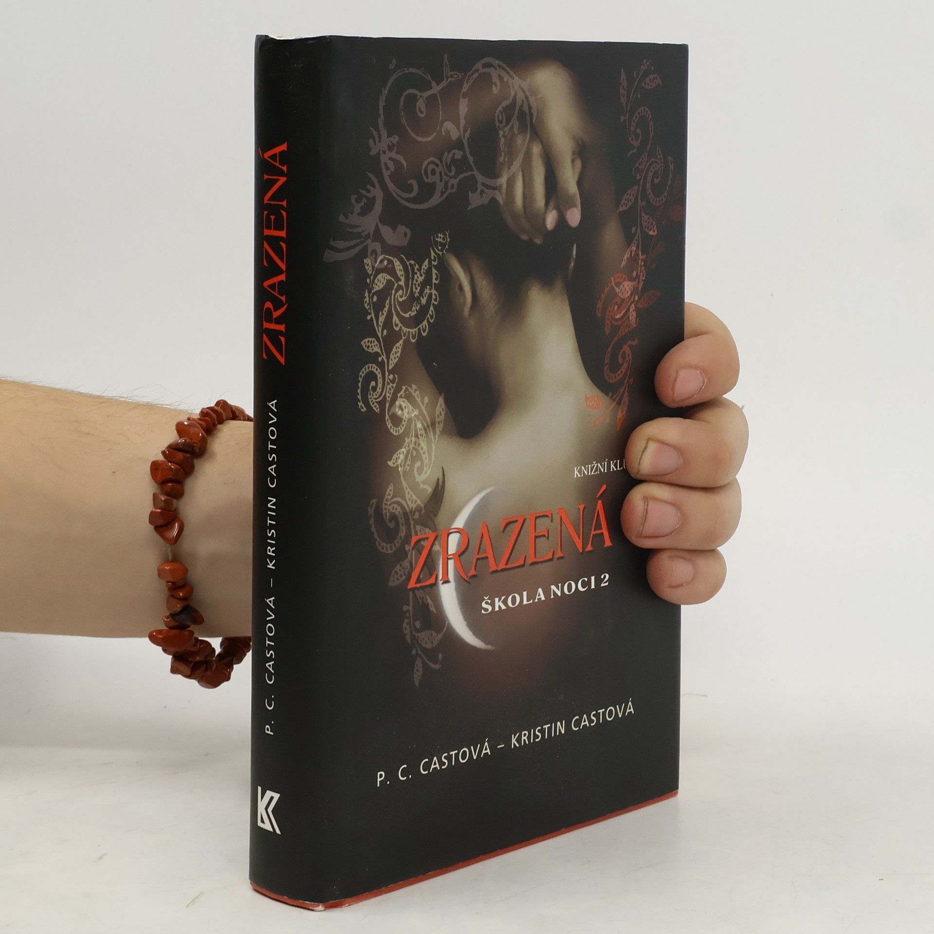 P. C. Cast Škola noci. 2, Zrazená