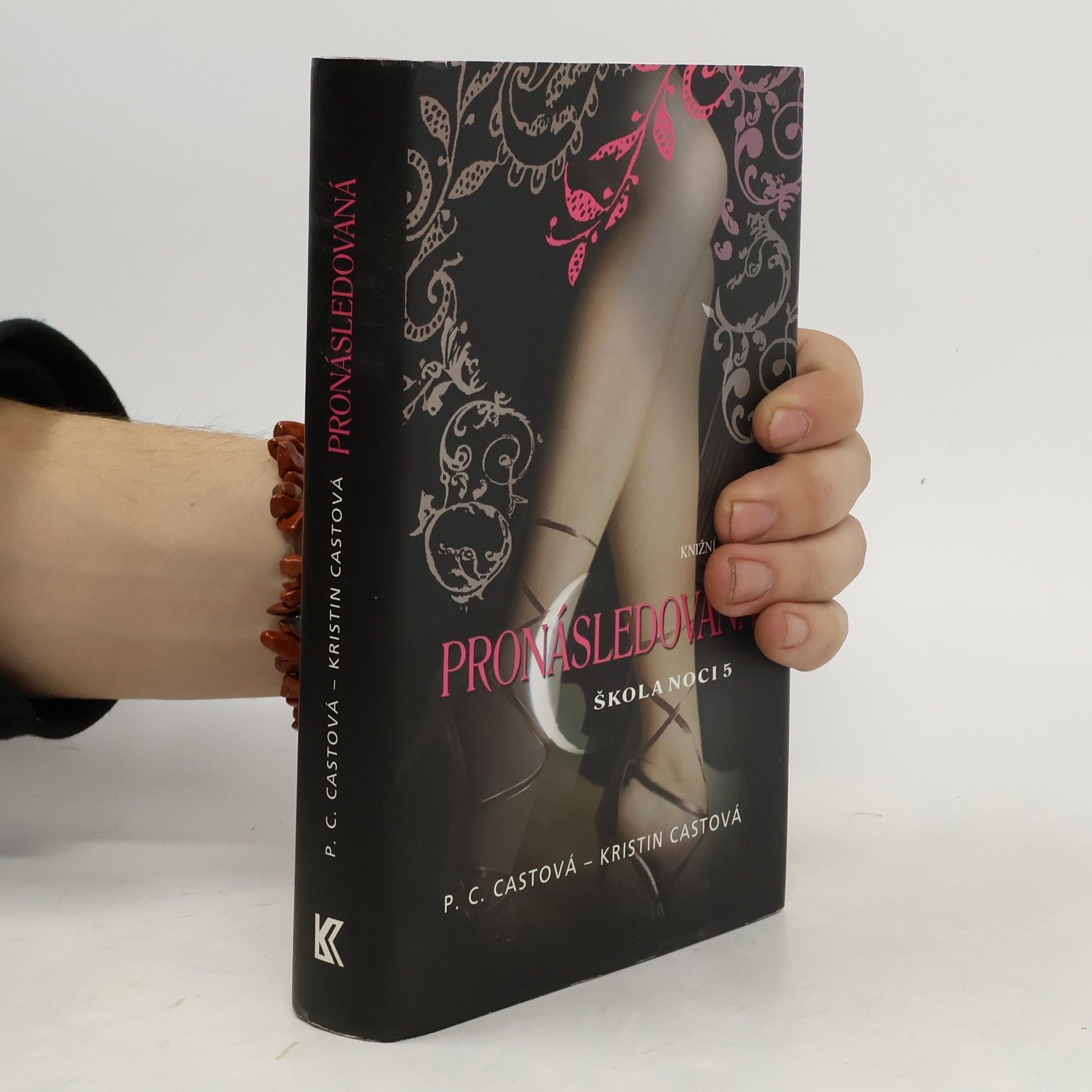 P. C. Castová Škola noci. 5, Pronásledovaná