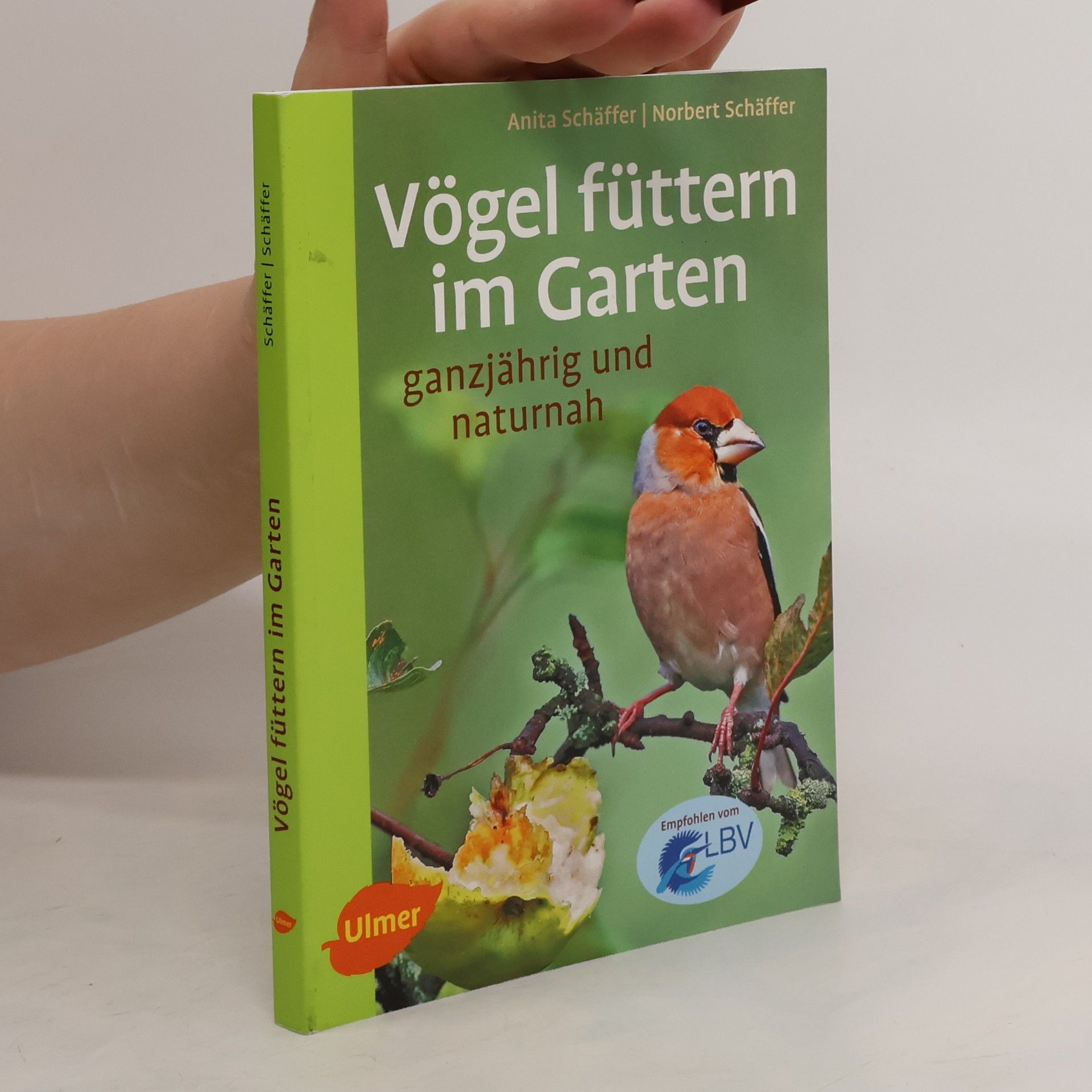 Anita Schäffer Vögel füttern im Garten