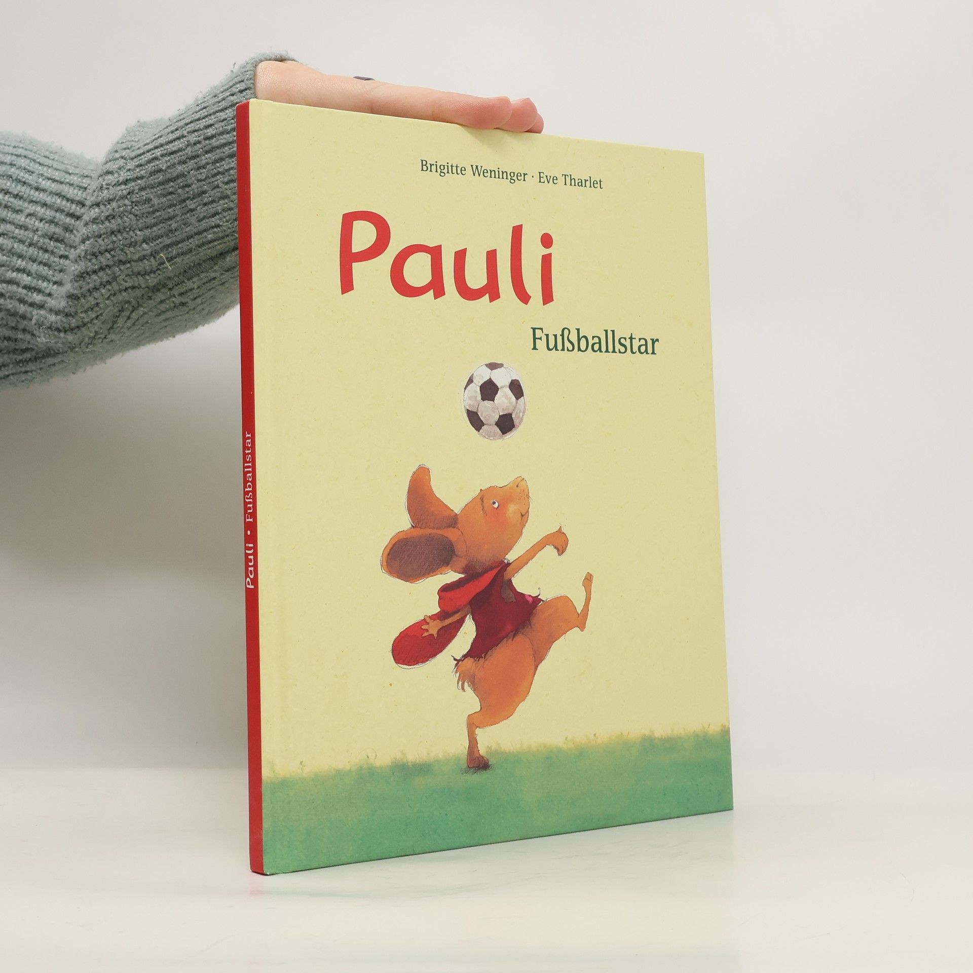 Ève Tharlet Pauli Fußballstar