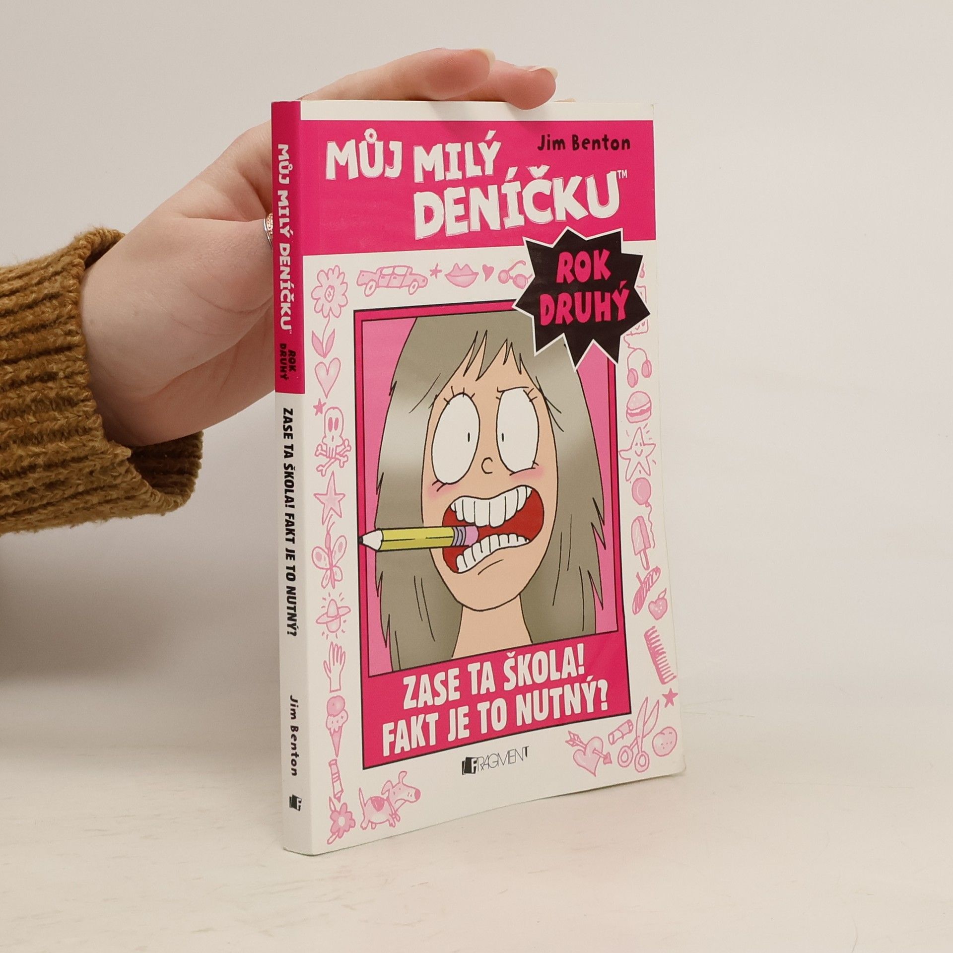 Jim Benton Můj milý deníčku: Příběhy z Mackerelské základní školy: Rok druhý. Zase ta škola! Fakt je to nutný?