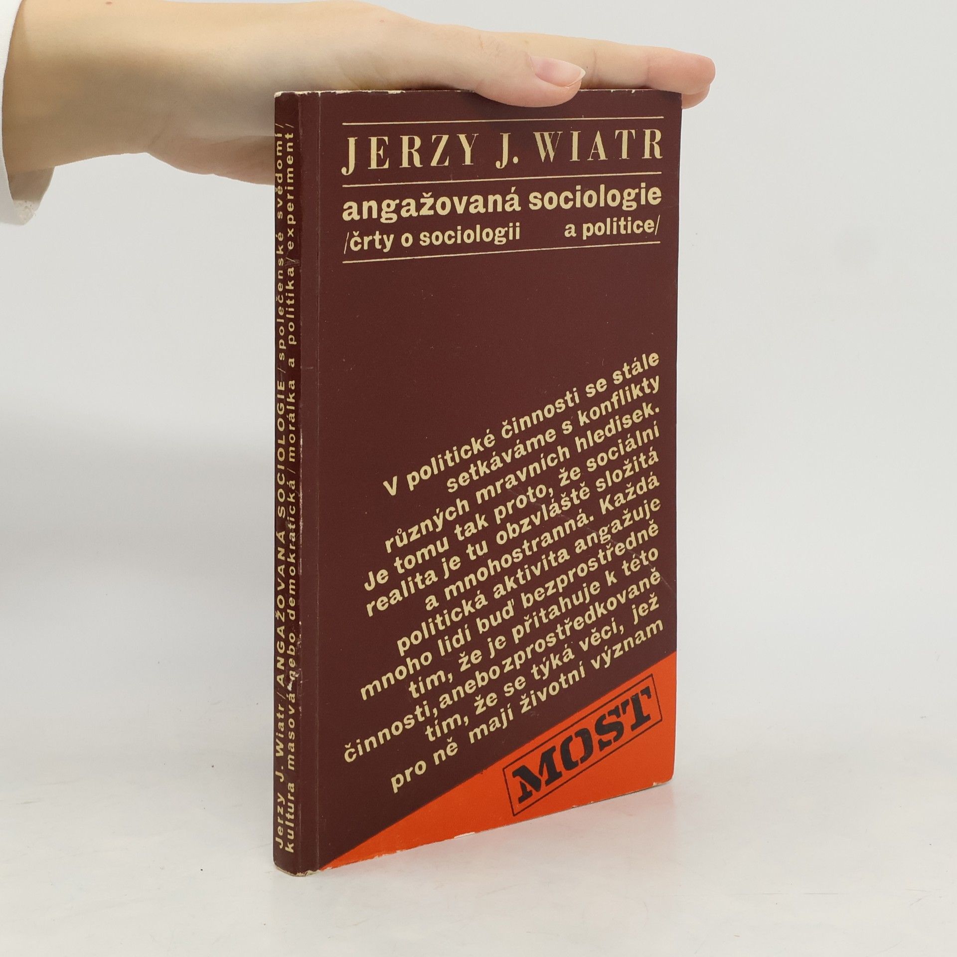 Angažovaná sociologie. Črty o sociologii a politice