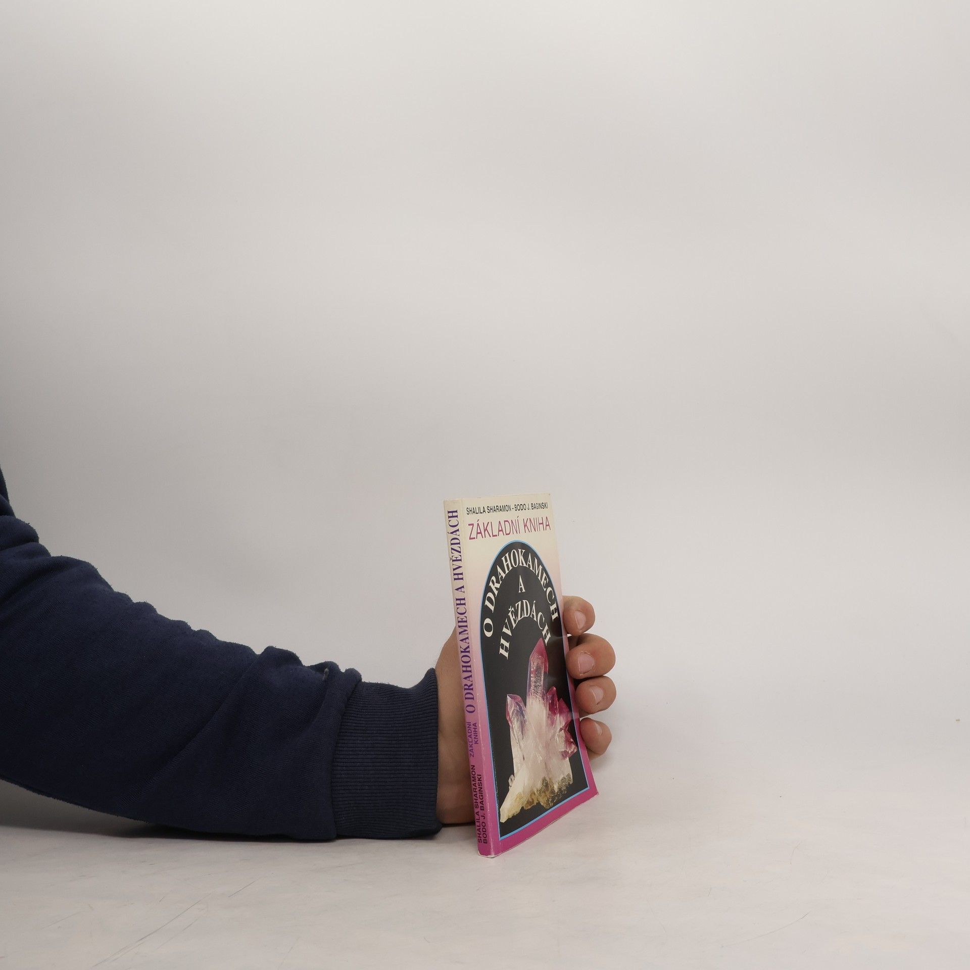 Shalila Sharamon Základní kniha o drahokamech a hvězdách. Tajemné síly drahých kamenů a jejich vztah k dvanácti znamením zvěrokruhu