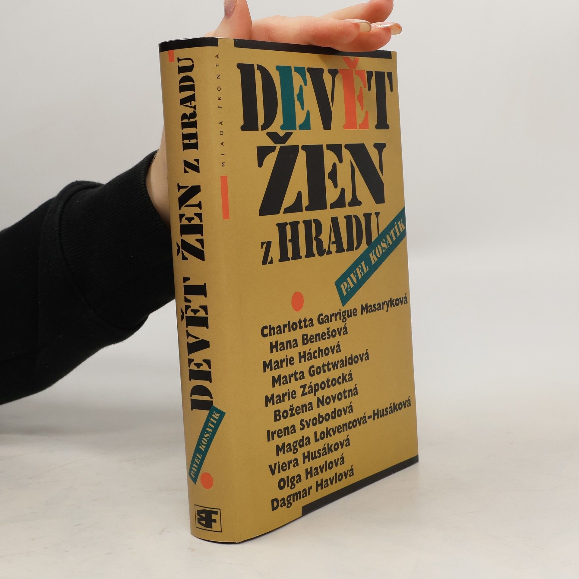 Pavel Kosatík Devět žen z Hradu