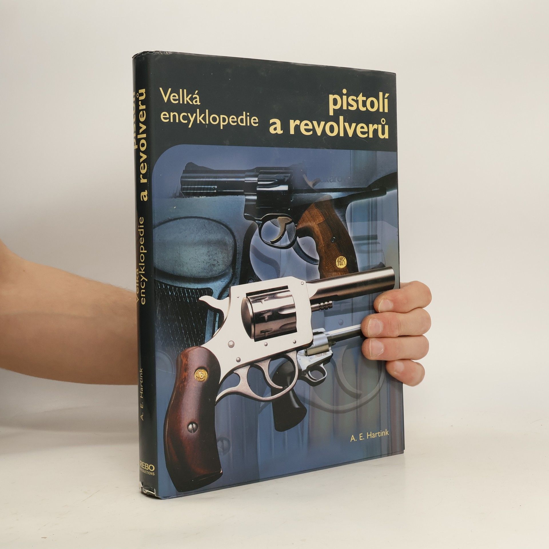 A. E. Hartink Velká encyklopedie pistolí a revolverů