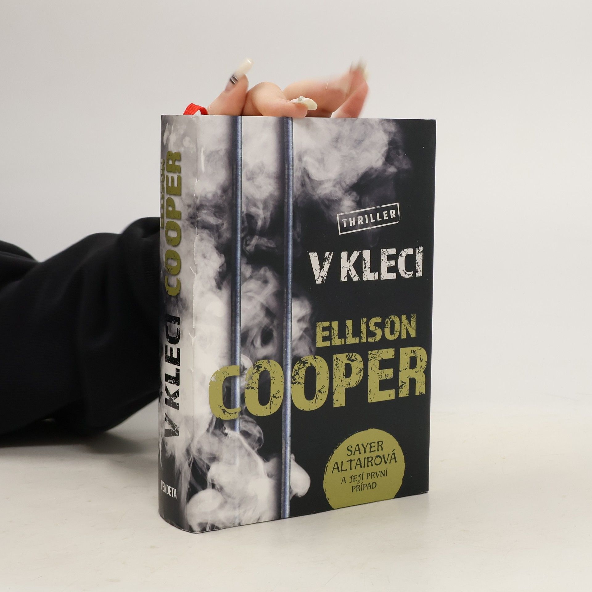Ellison Cooper V kleci
