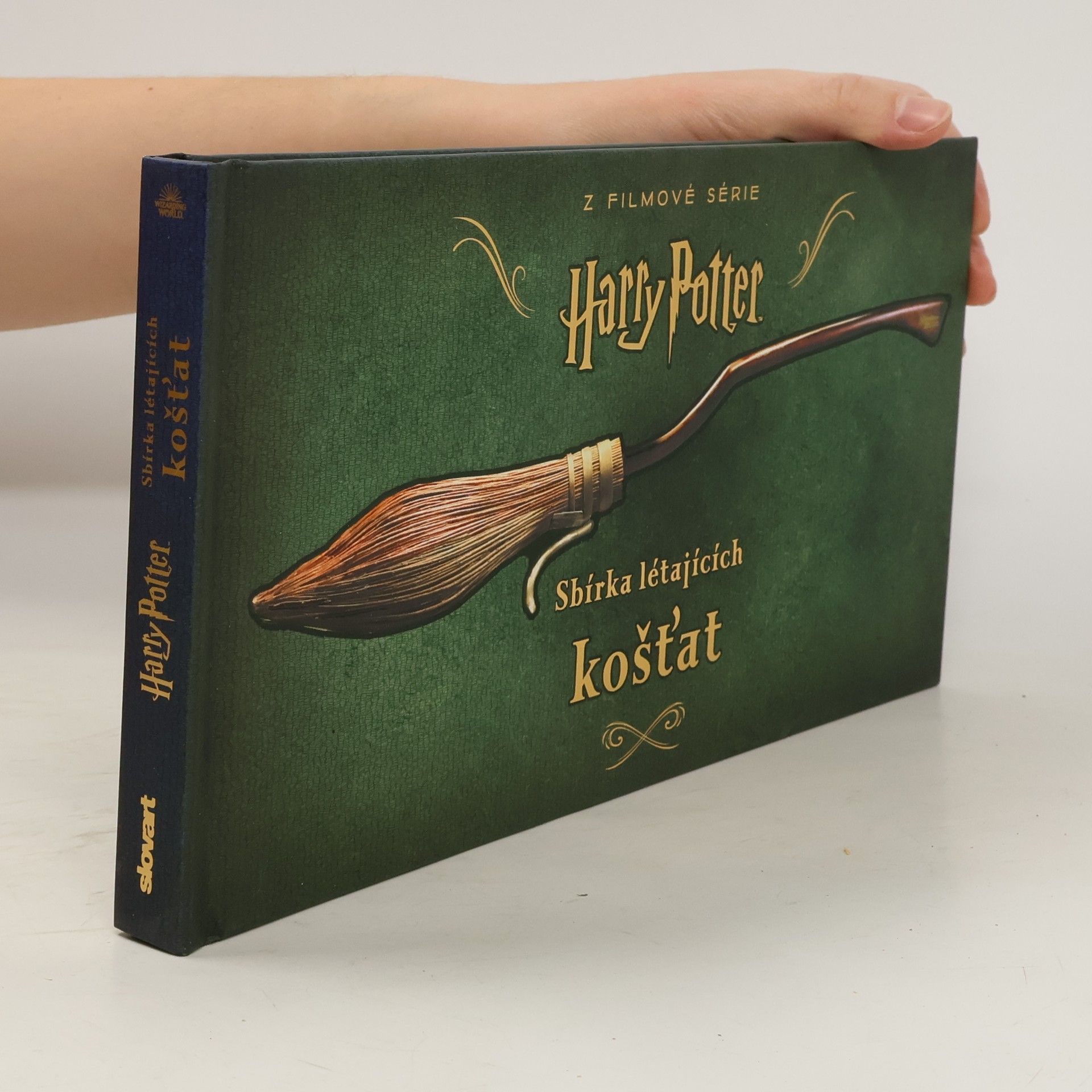 Jody Revenson Sbírka létajících košťat a dalších artefaktů ze světa kouzel