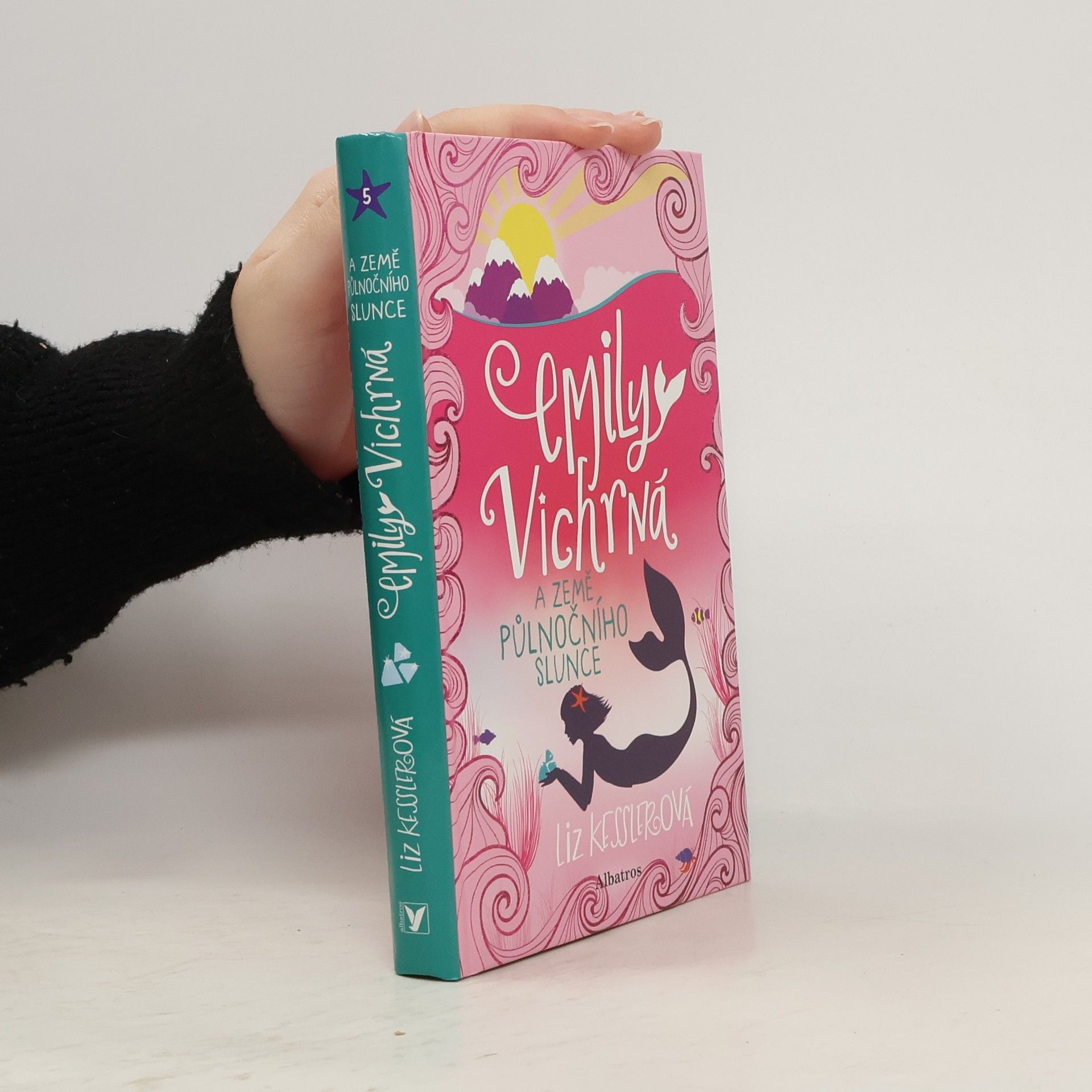 Liz Kessler Emily Vichrná a země půlnočního slunce