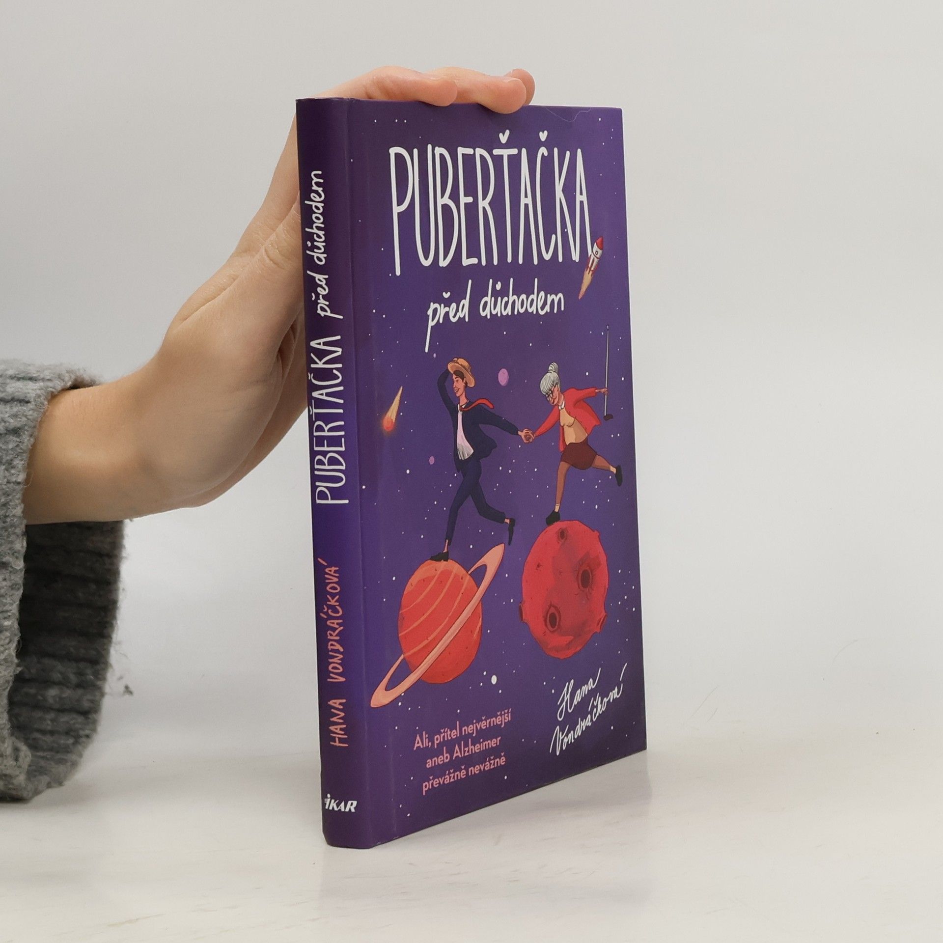 Hana Vondráčková Puberťačka před důchodem: Ali, přítel nejvěrnější, aneb, Alzheimer převážně nevážně