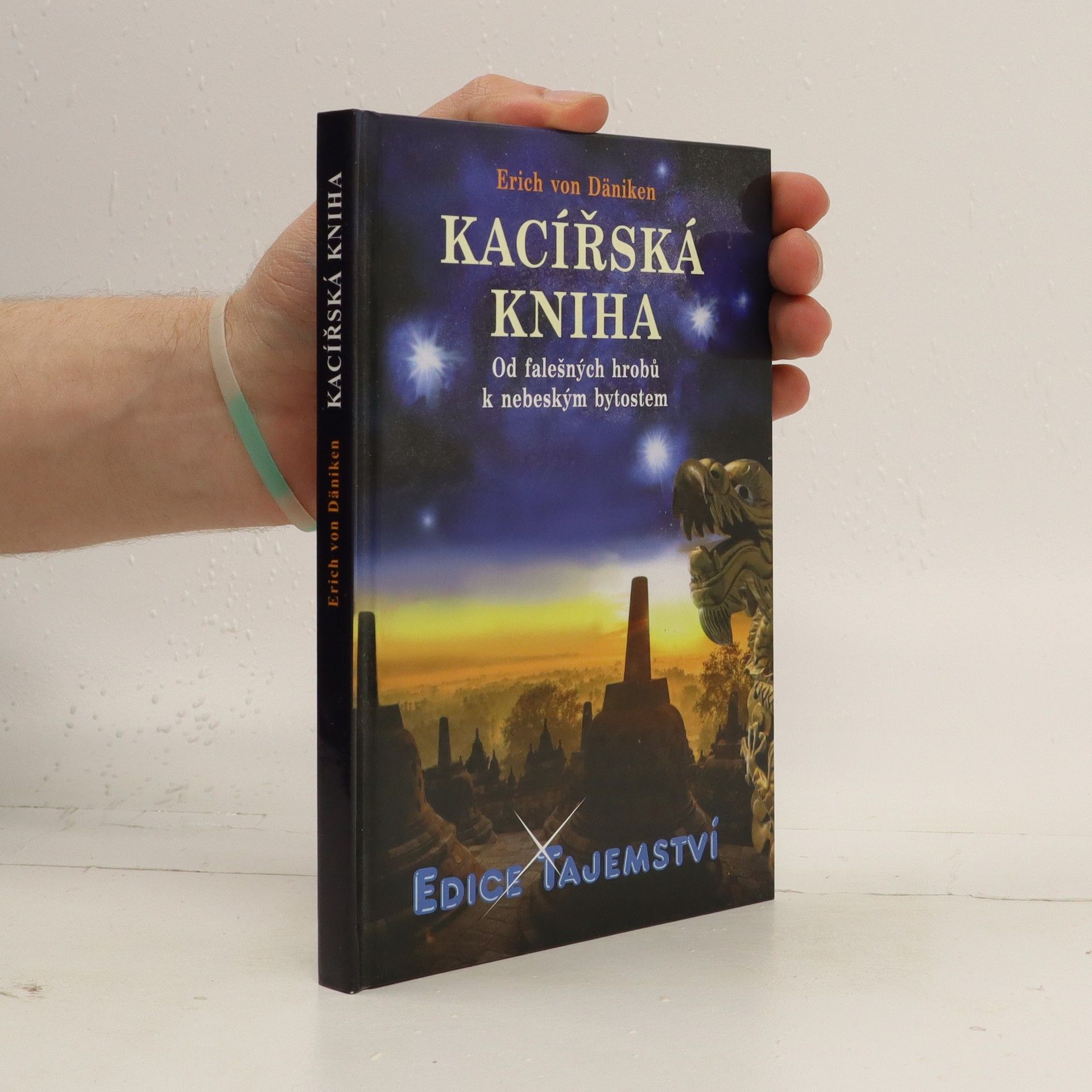 Erich von Däniken Kacířská kniha : od falešných hrobů k nebeským bytostem