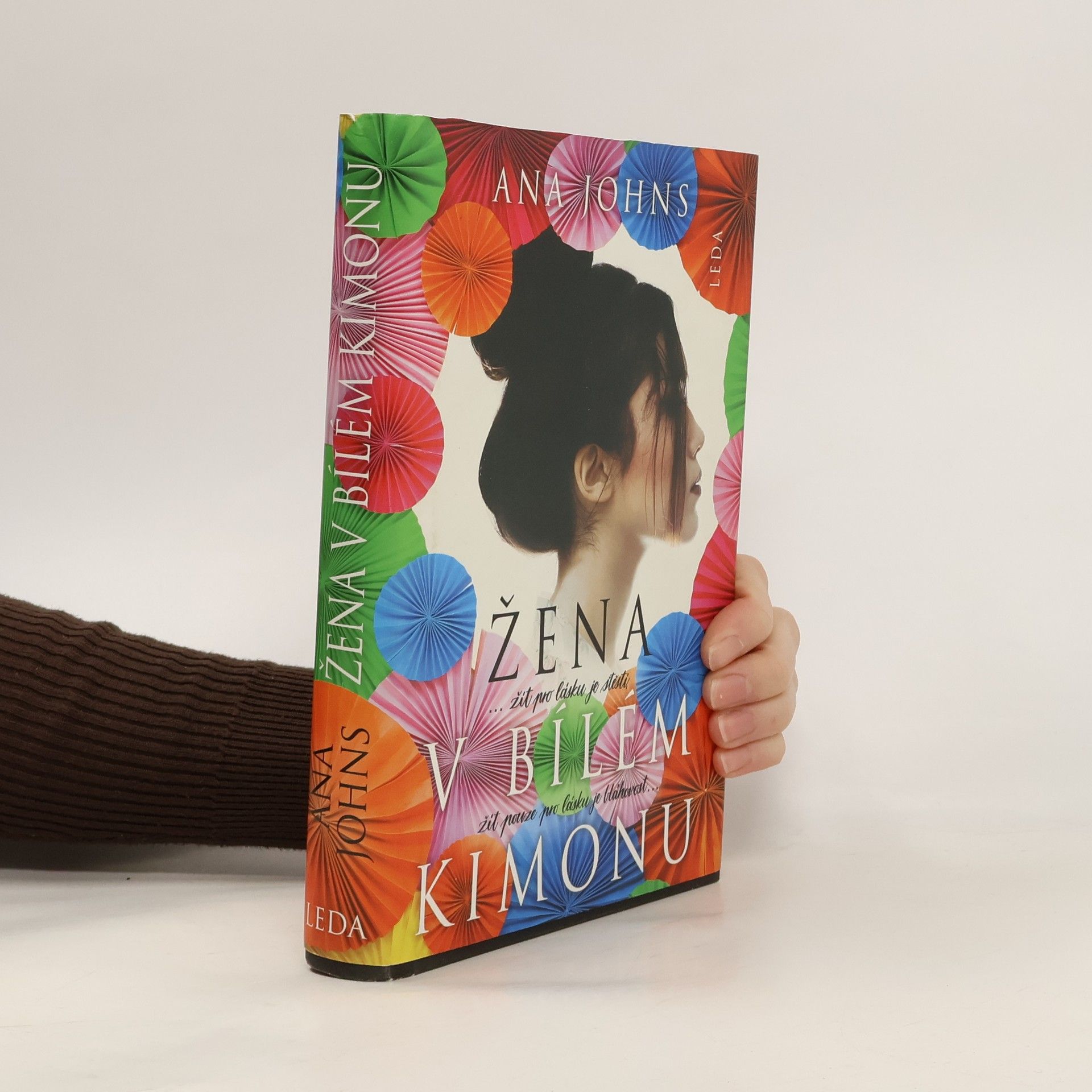 Ana Johns Žena v bílém kimonu