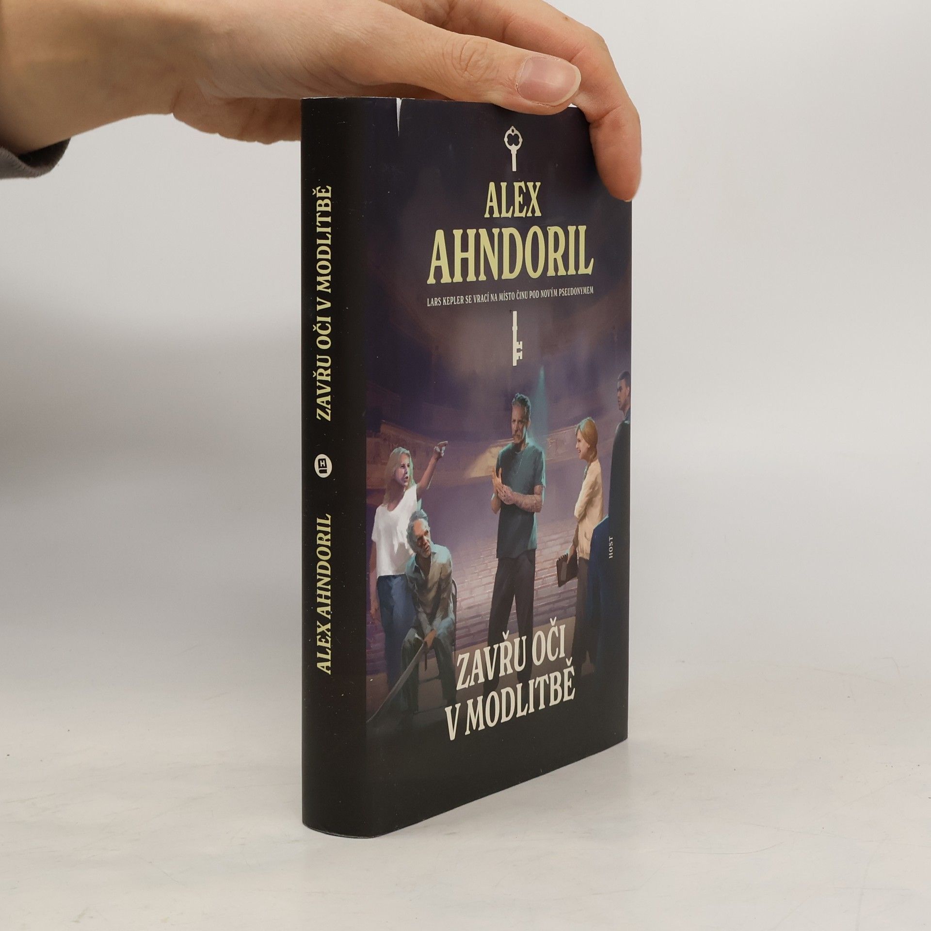 Lars Kepler Zavřu oči v modlitbě