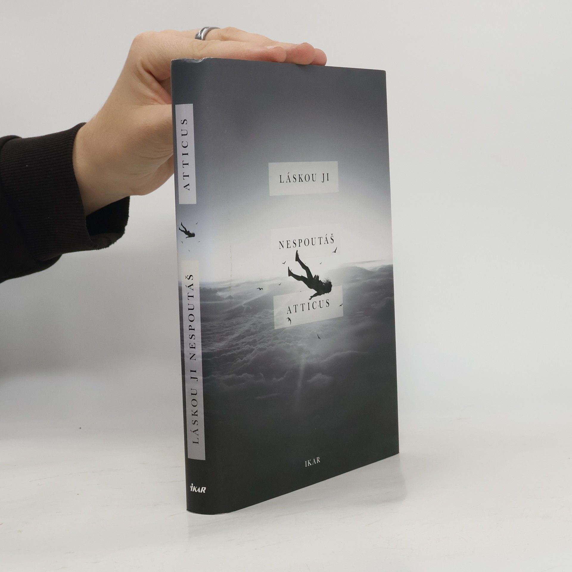 Atticus Láskou ji nespoutáš