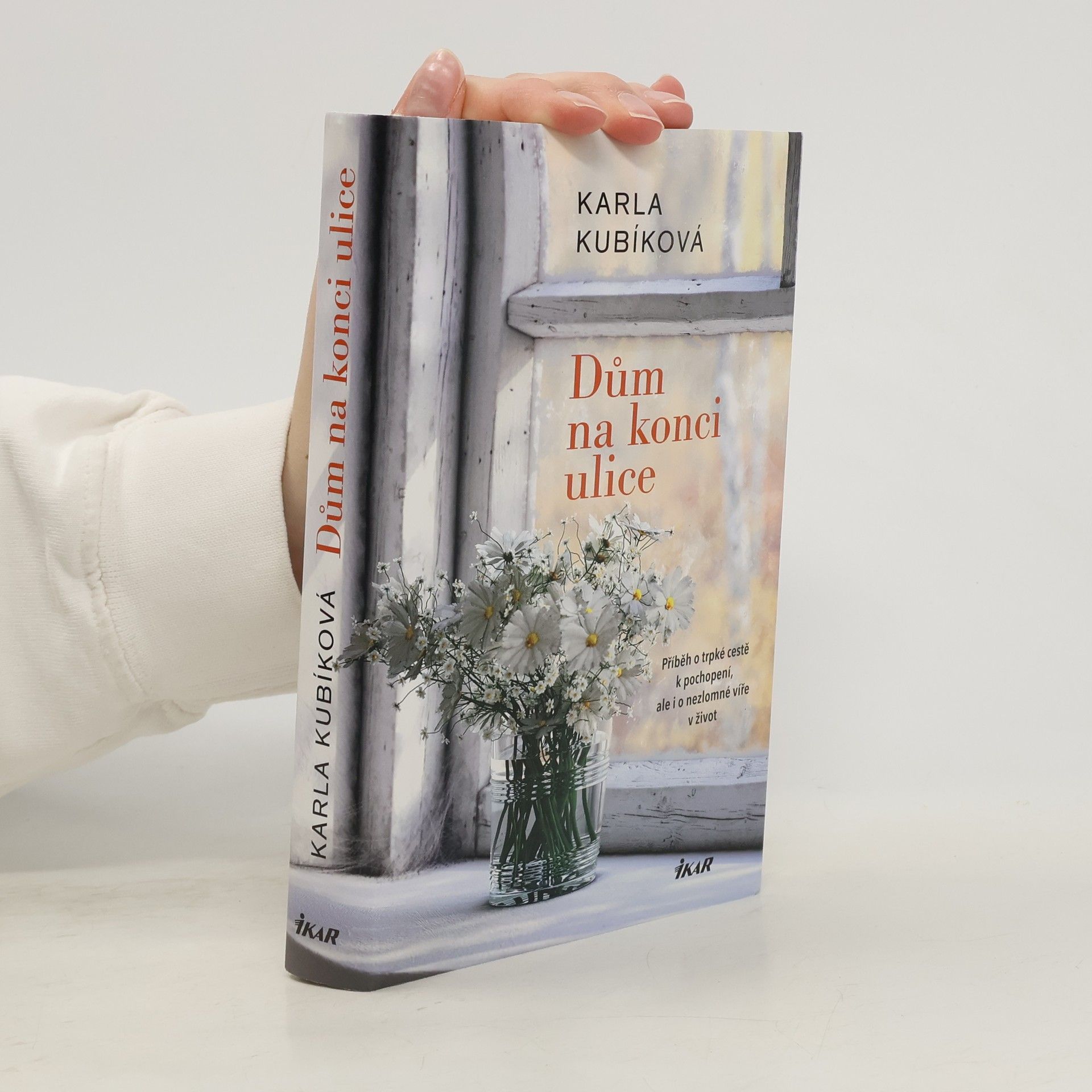 Karla Kubíková Dům na konci ulice. Příběh o trpké cestě k pochopení, ale i o nezlomné víře v život