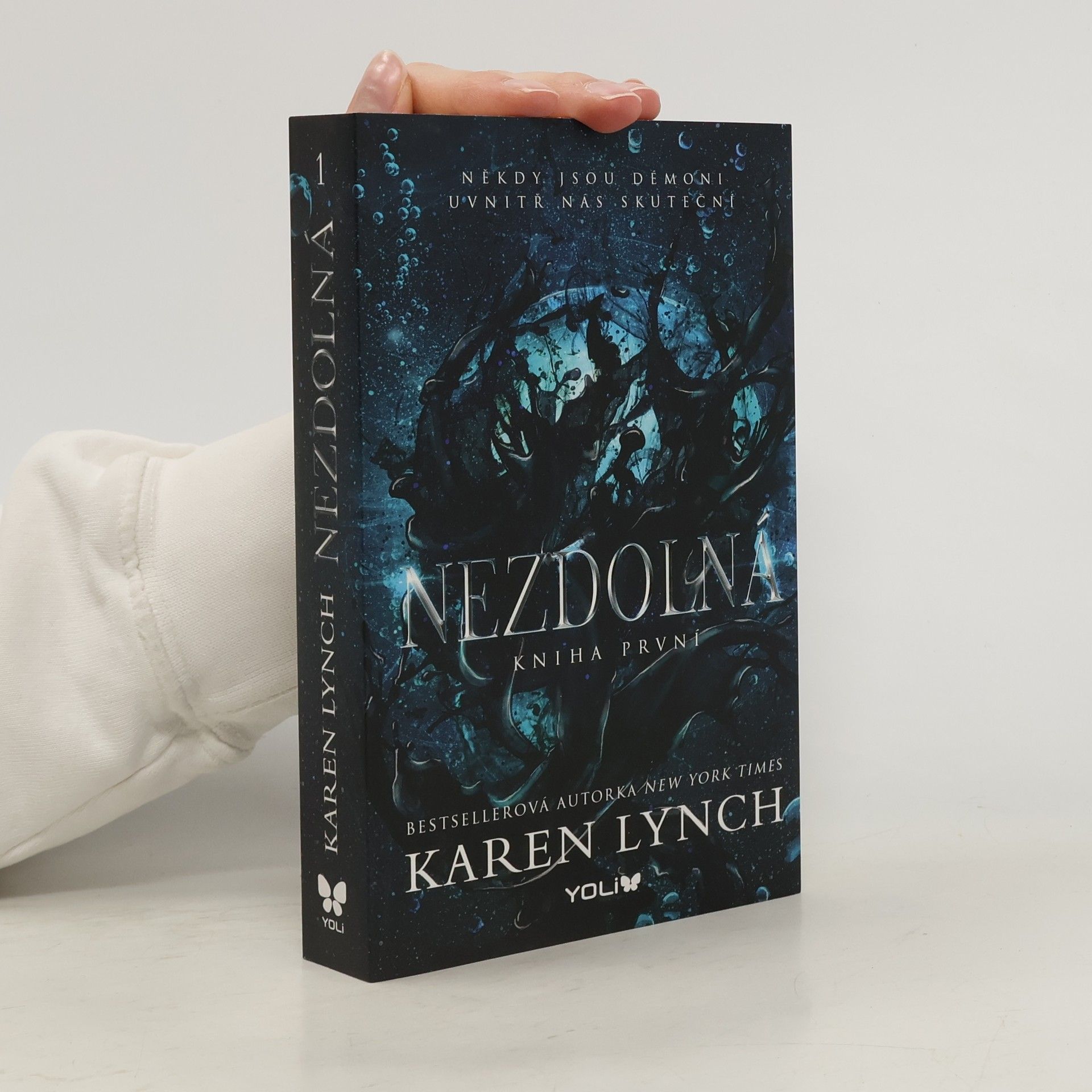 Karen Lynch Nezdolná. Kniha první