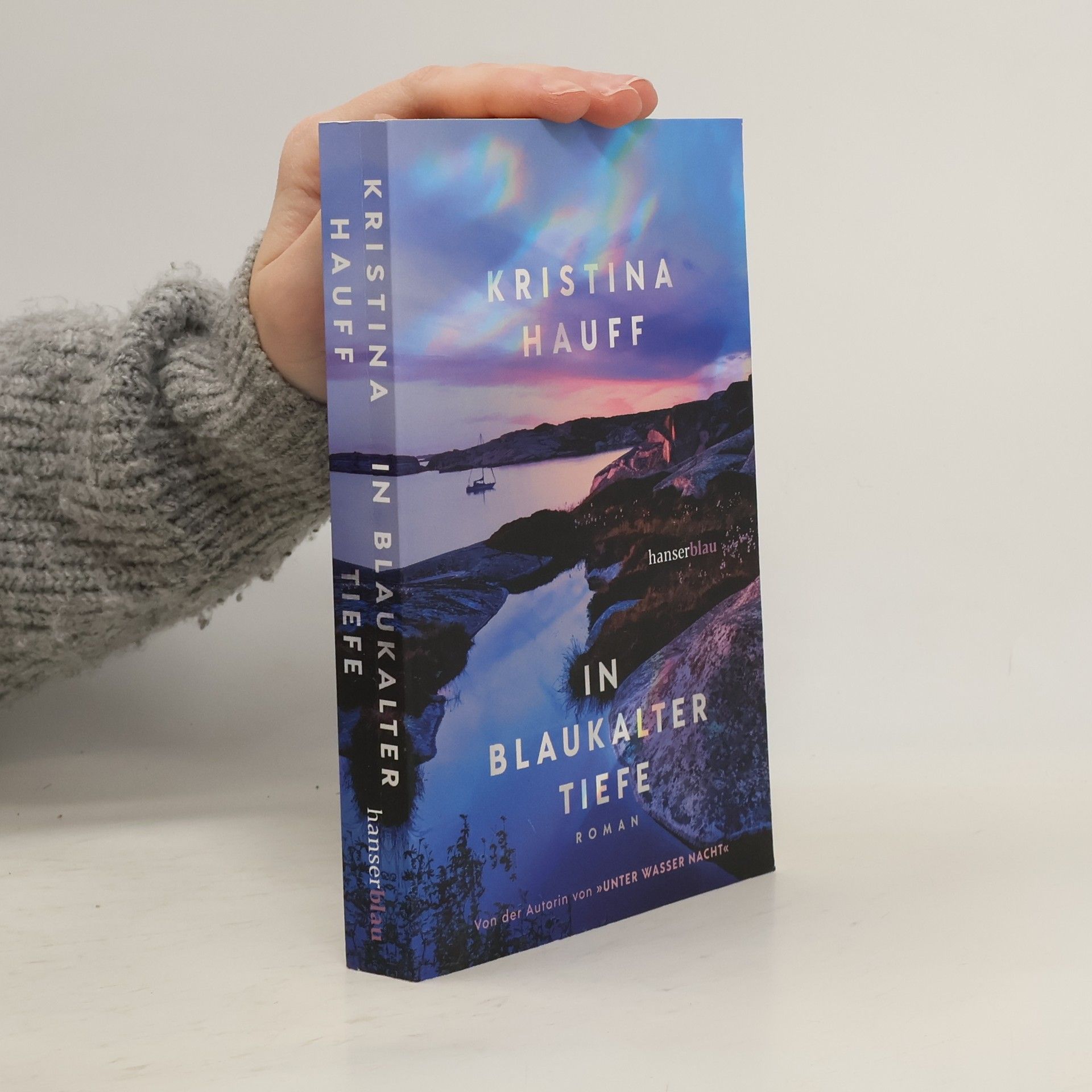 In blaukalter Tiefe