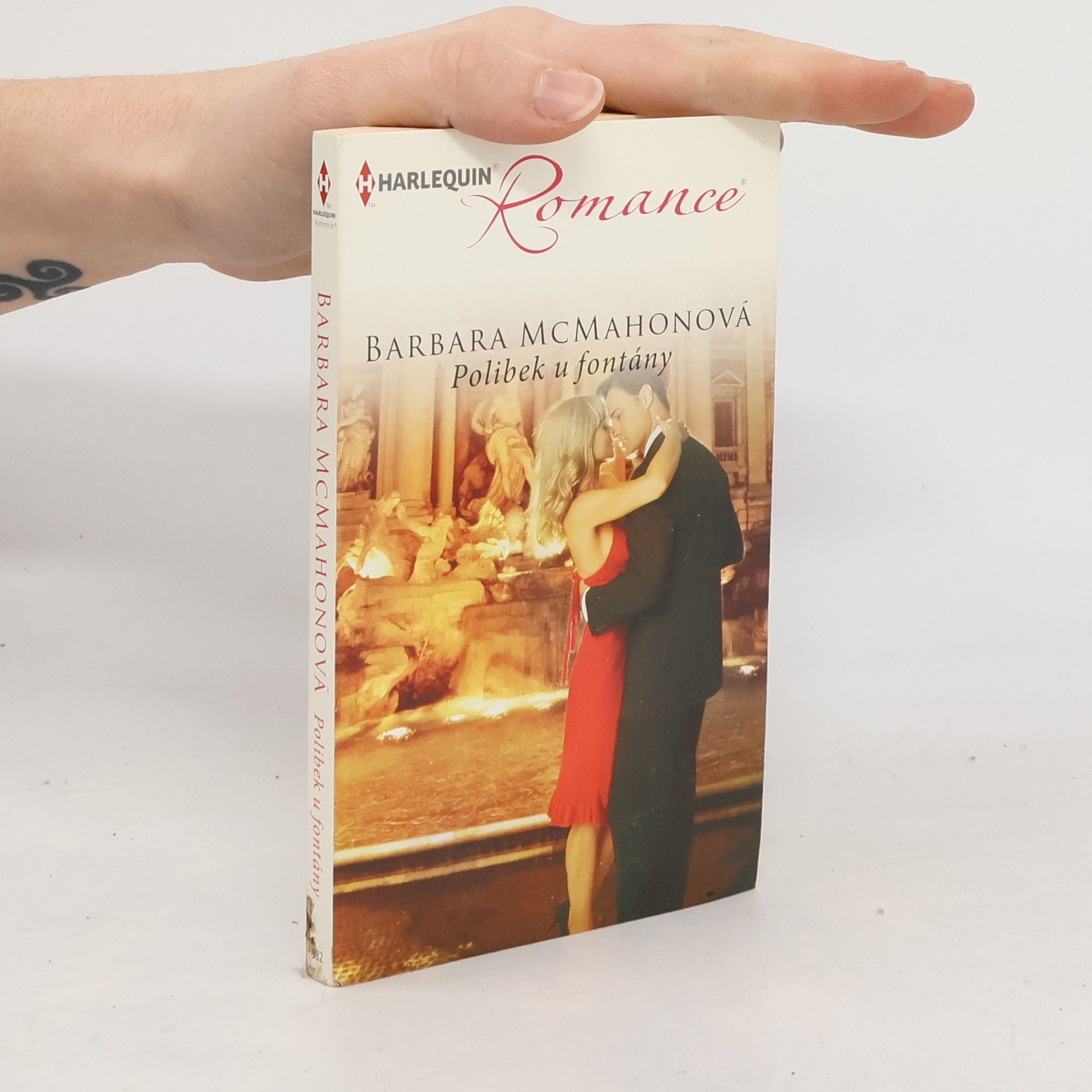 Barbara McMahon Polibek u fontány