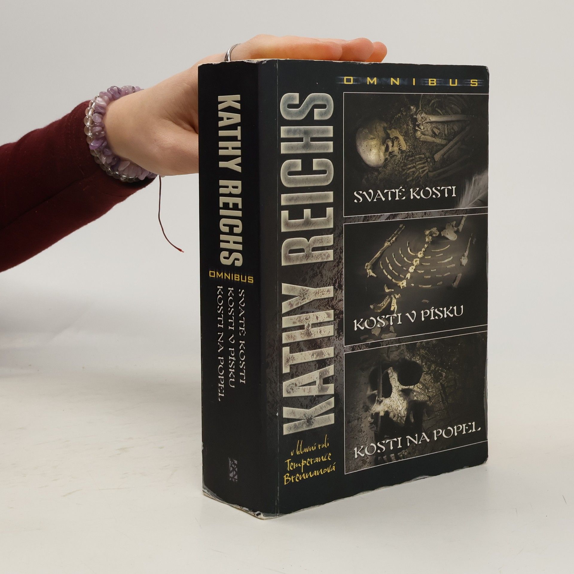 Kristýna Kučerová Svaté kosti. Kosti v písku. Kosti na popel