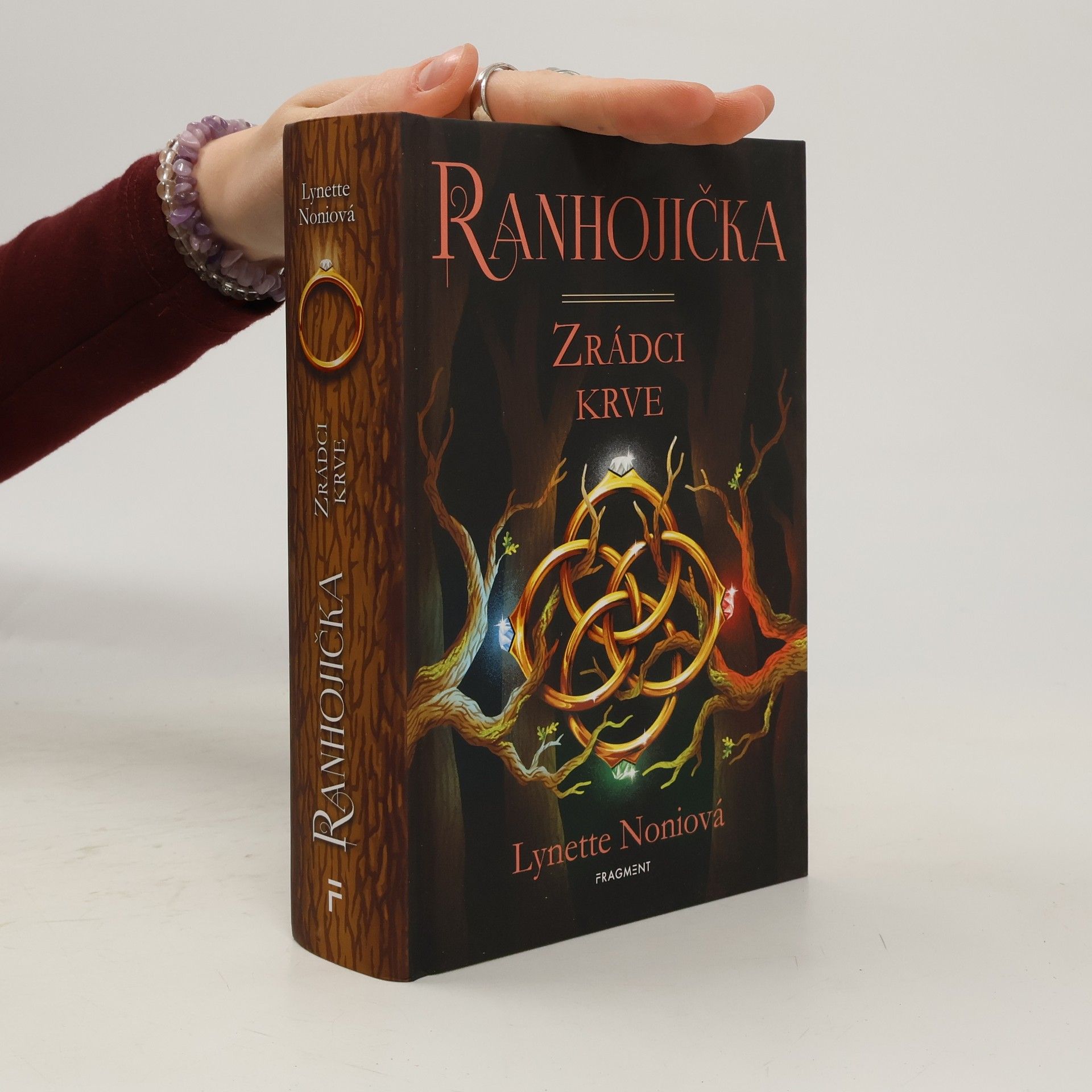 Lynette Noni Ranhojička. Zrádci krve