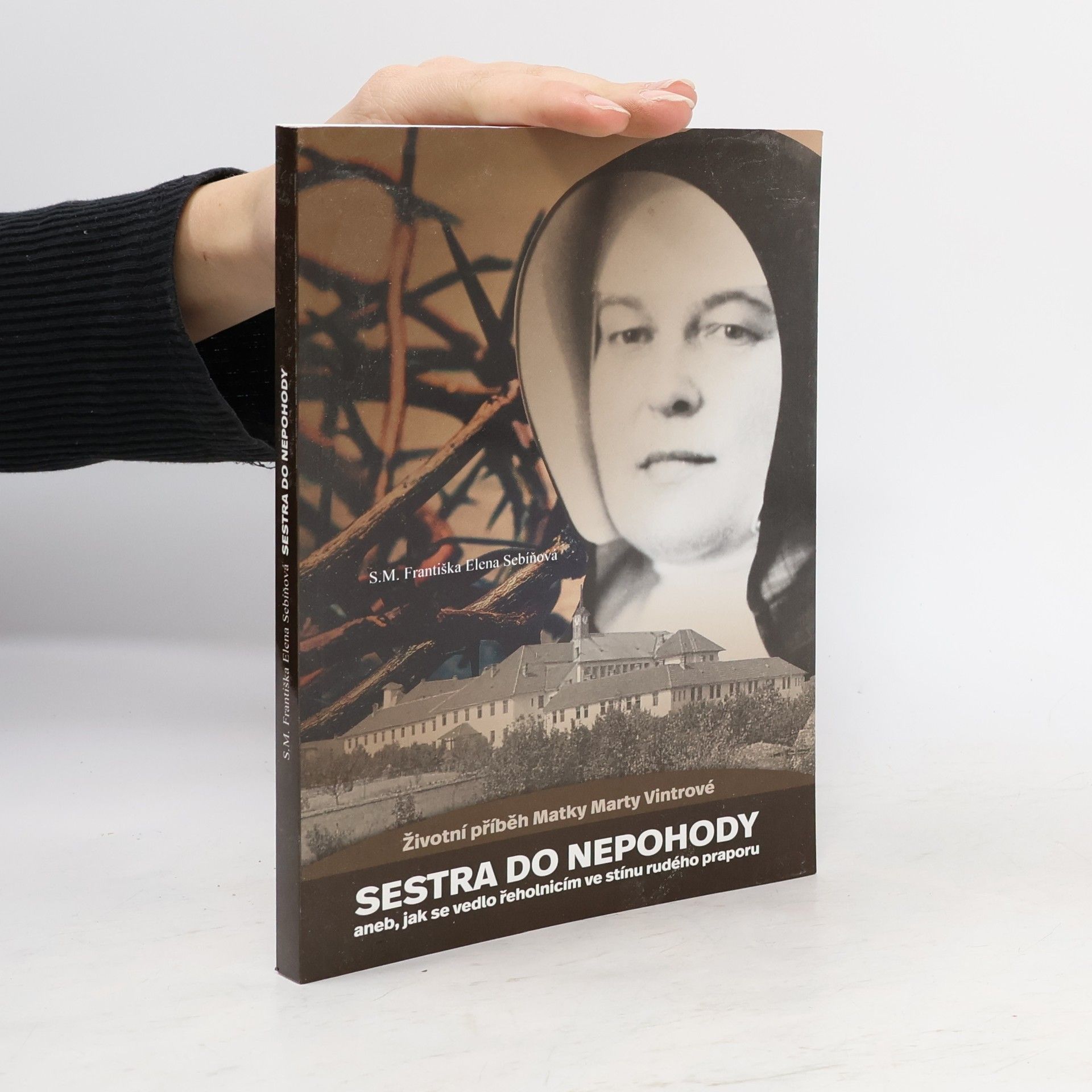 Sestra do nepohody, aneb, jak se vedlo řeholnicím ve stínu rudého praporu. Životní příběh Matky Marty Vintrové.