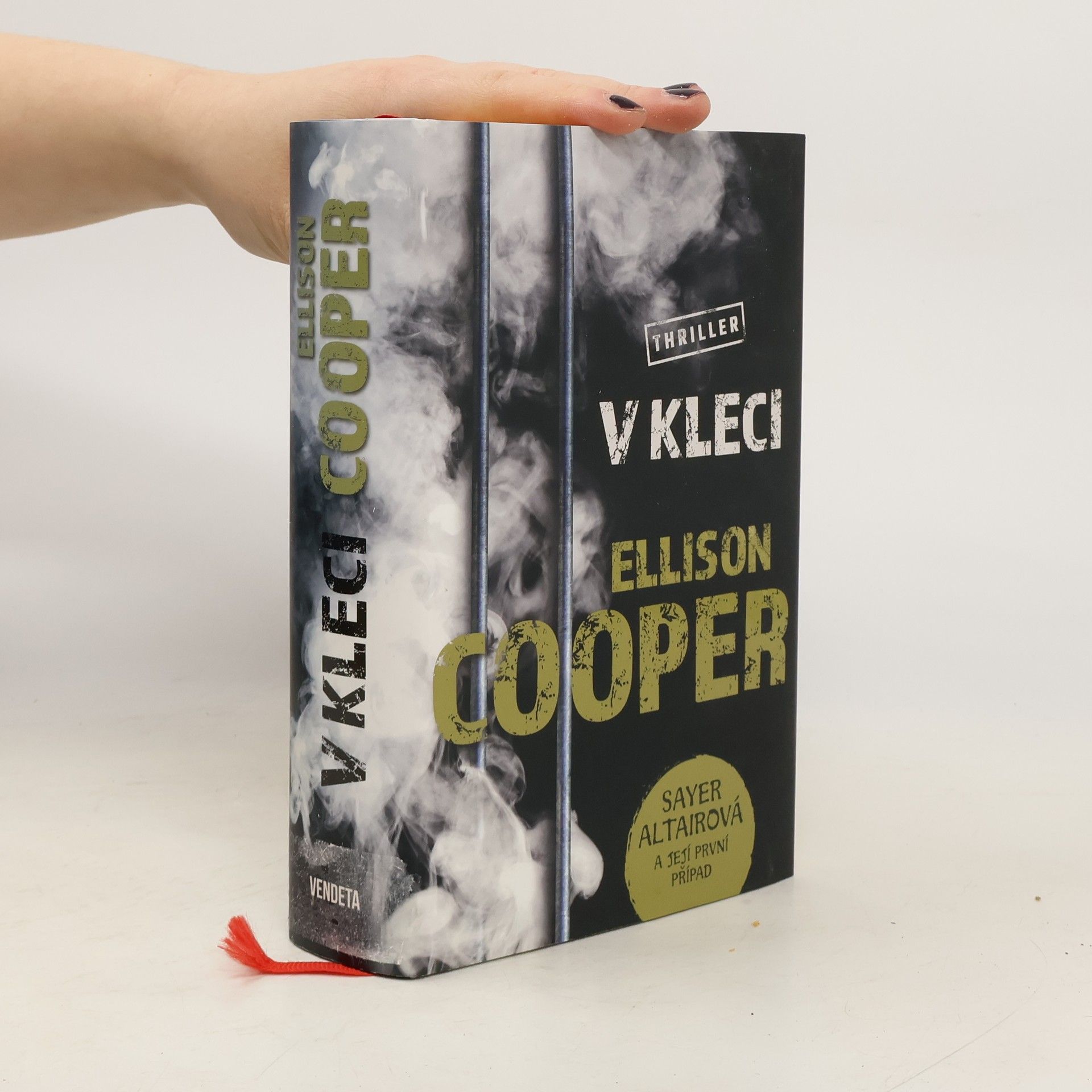 Ellison Cooper V kleci