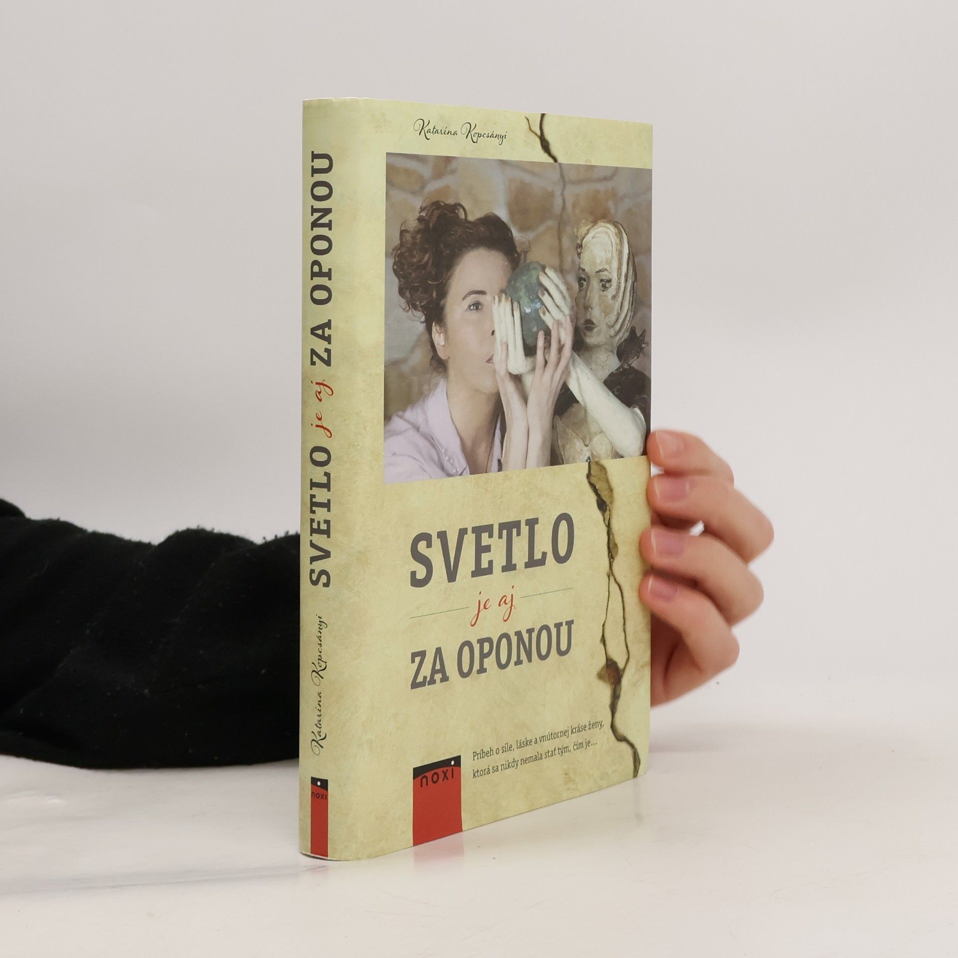 Katarína Kopcsányi Svetlo je aj za oponou