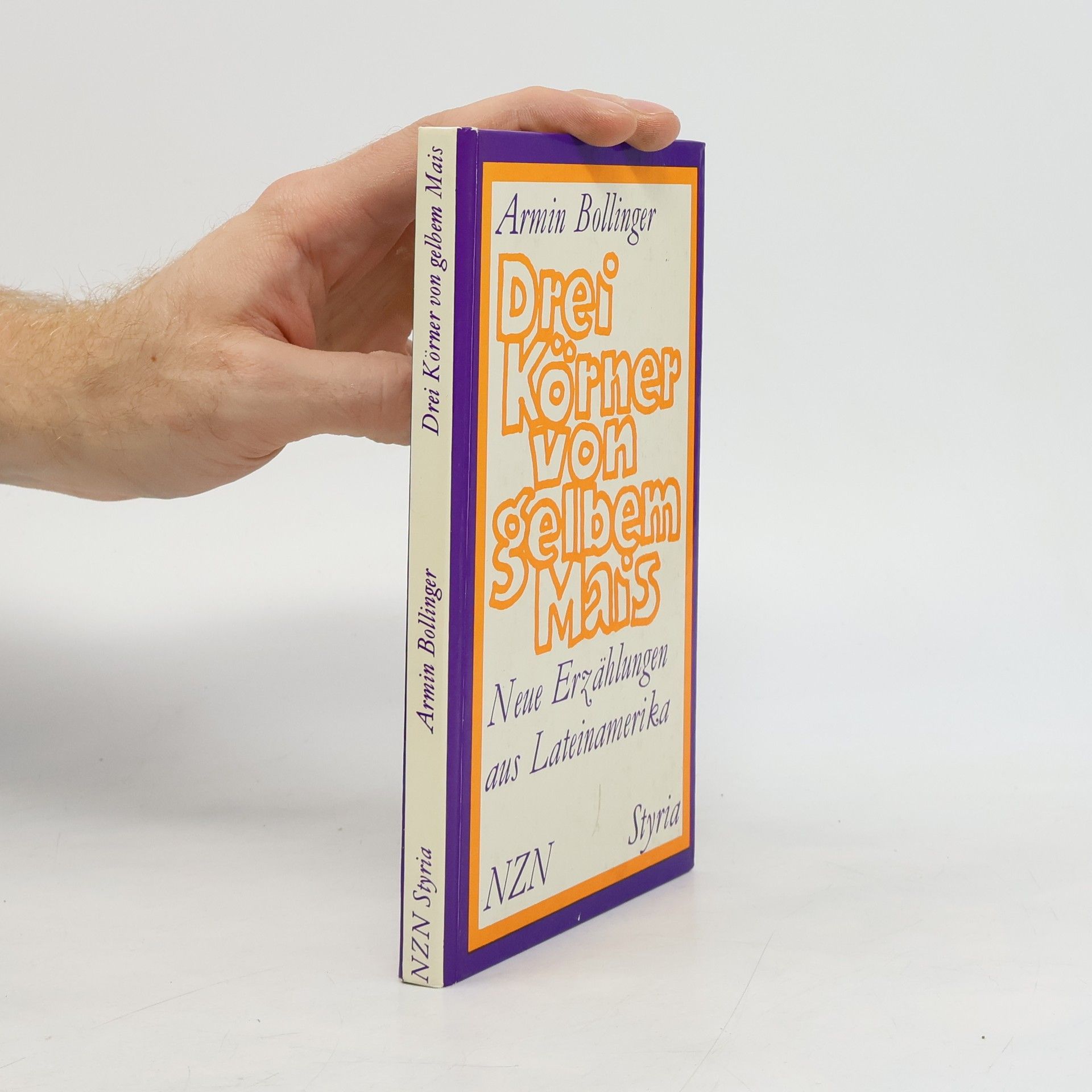 Drei Körner von gelbem Mais