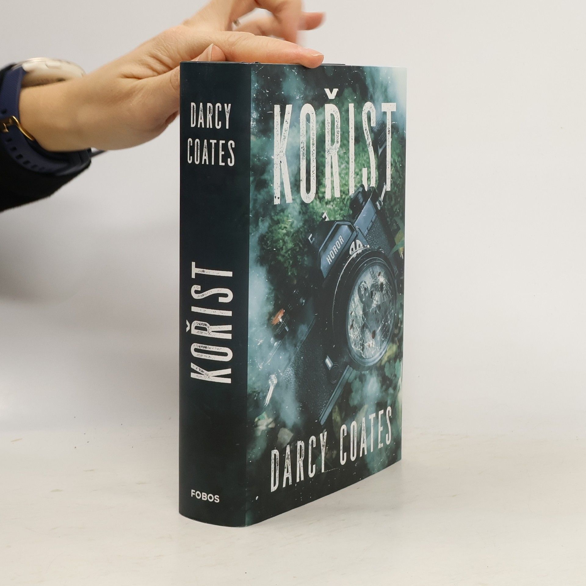 Darcy Coates Kořist