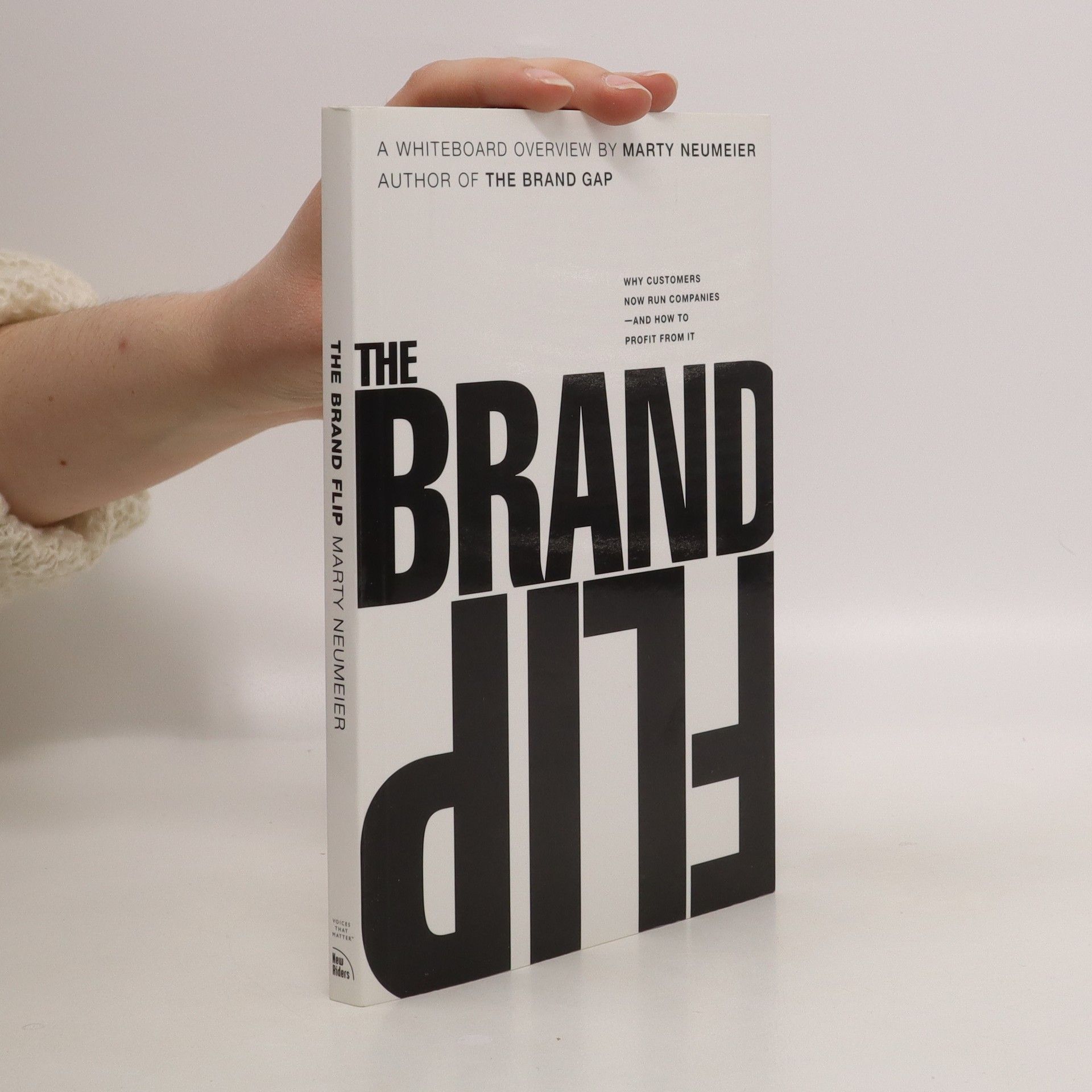 Marty Neumeier The brand flip : Why customers now run companies and how to profit from it