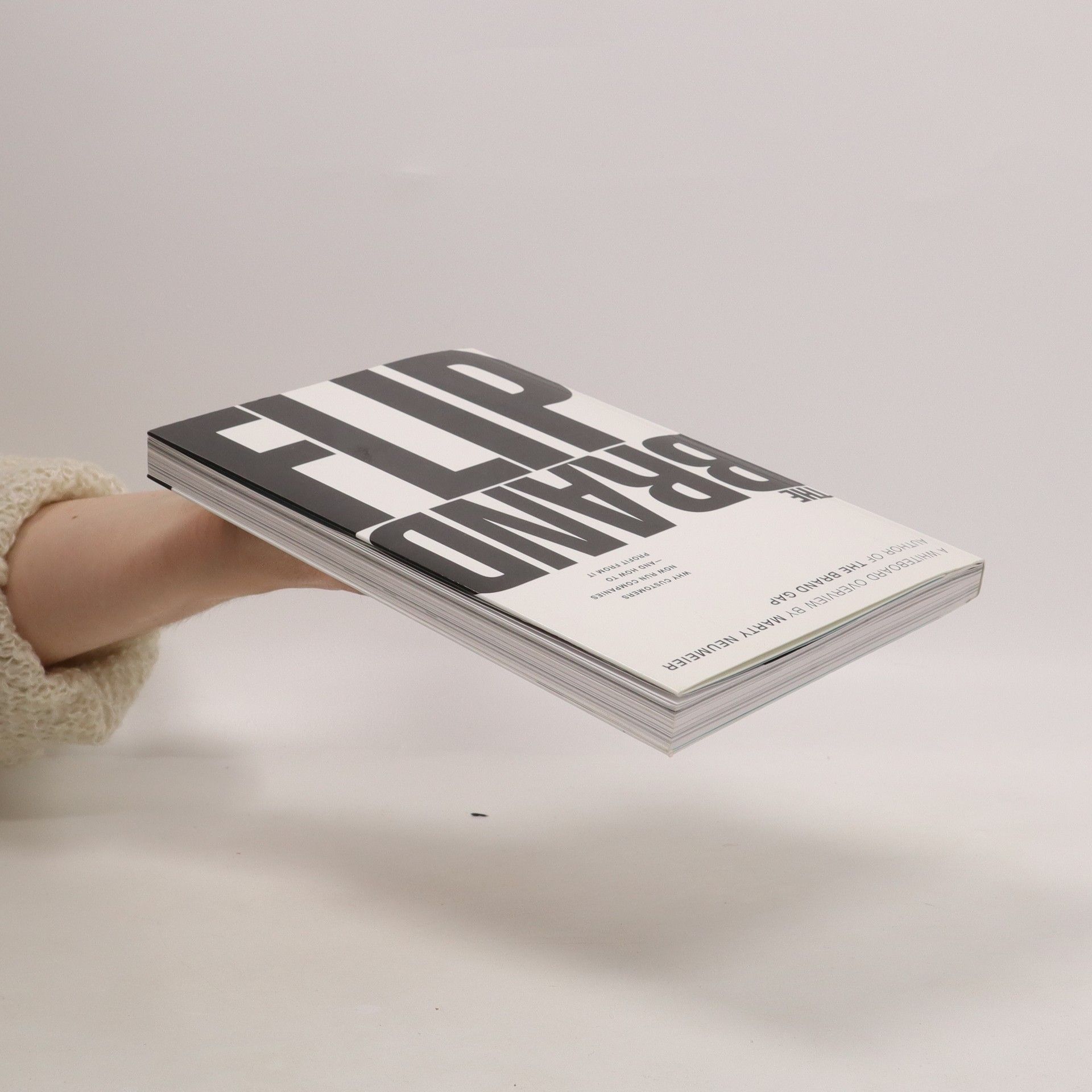Marty Neumeier The brand flip : Why customers now run companies and how to profit from it