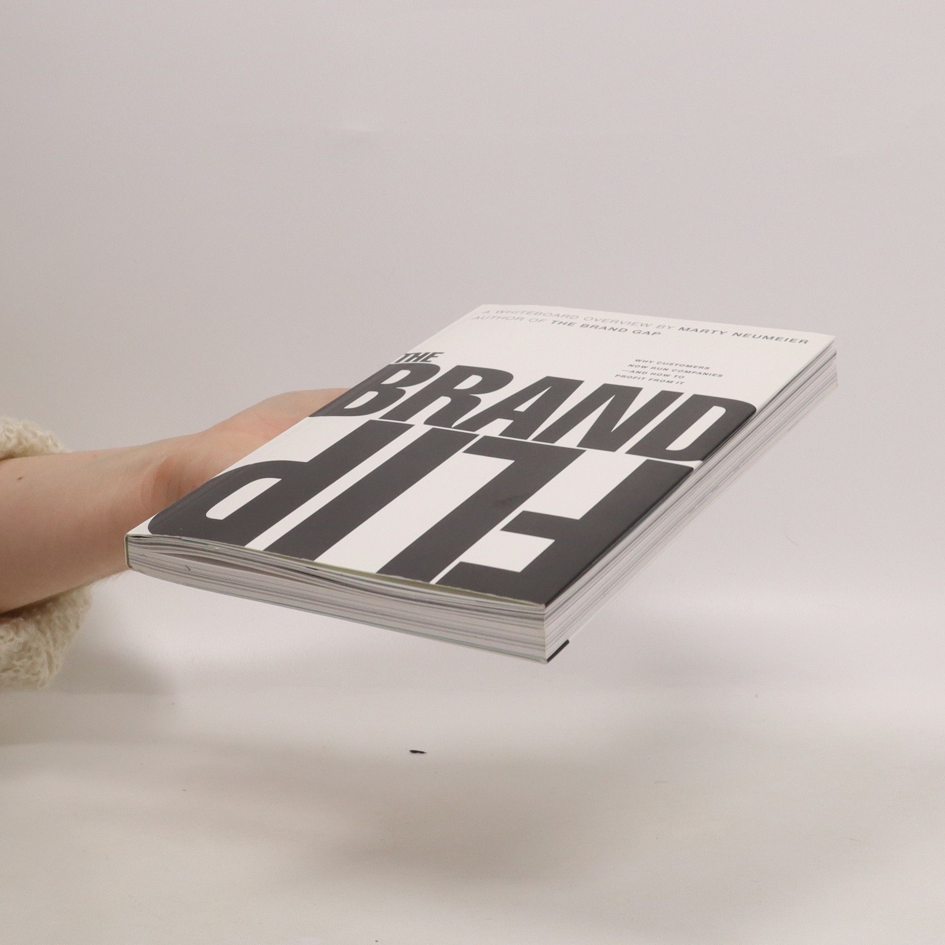 Marty Neumeier The brand flip : Why customers now run companies and how to profit from it